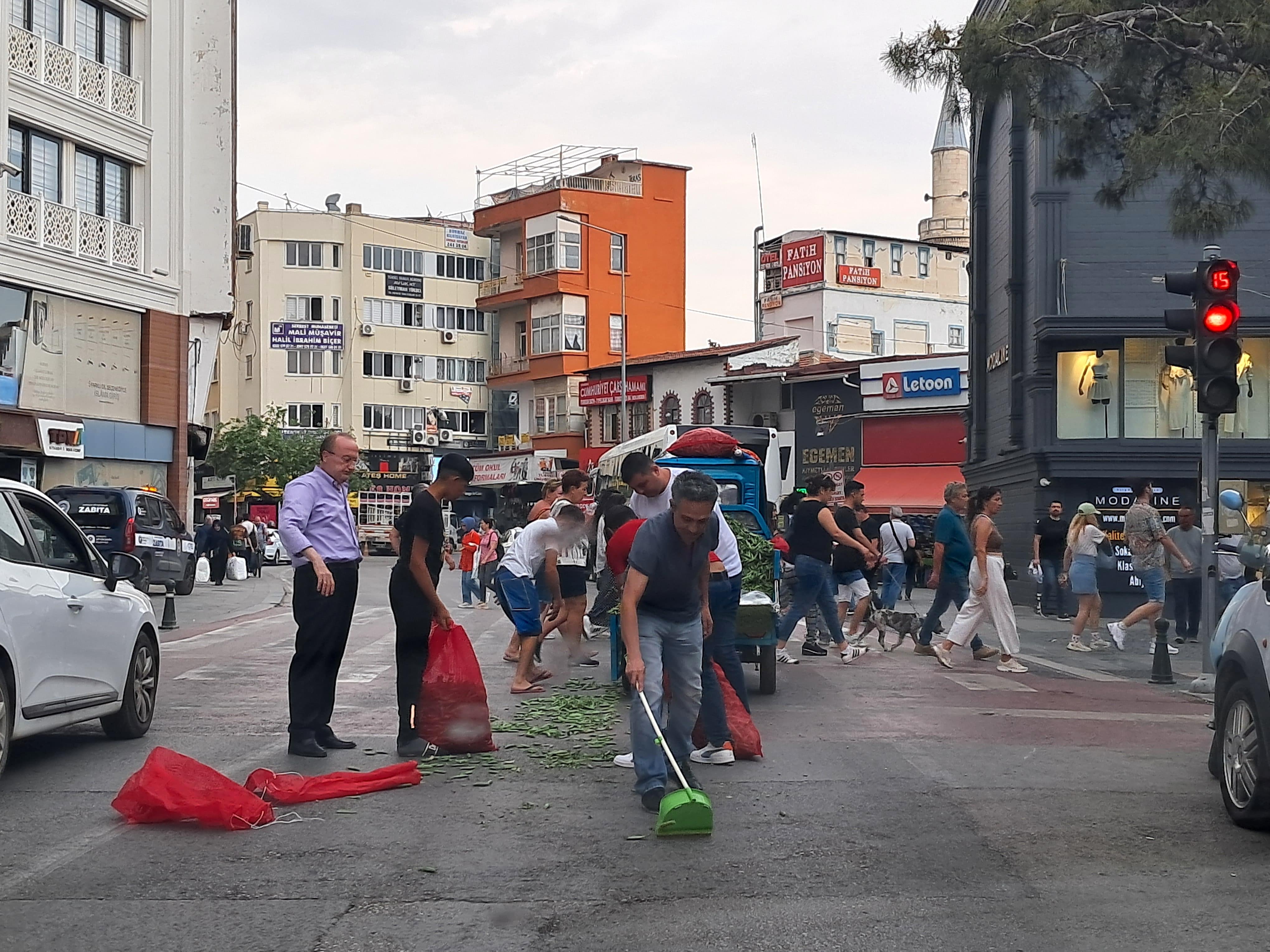 Hızını alamayan motosikletteki fasülyeler yere saçıldı