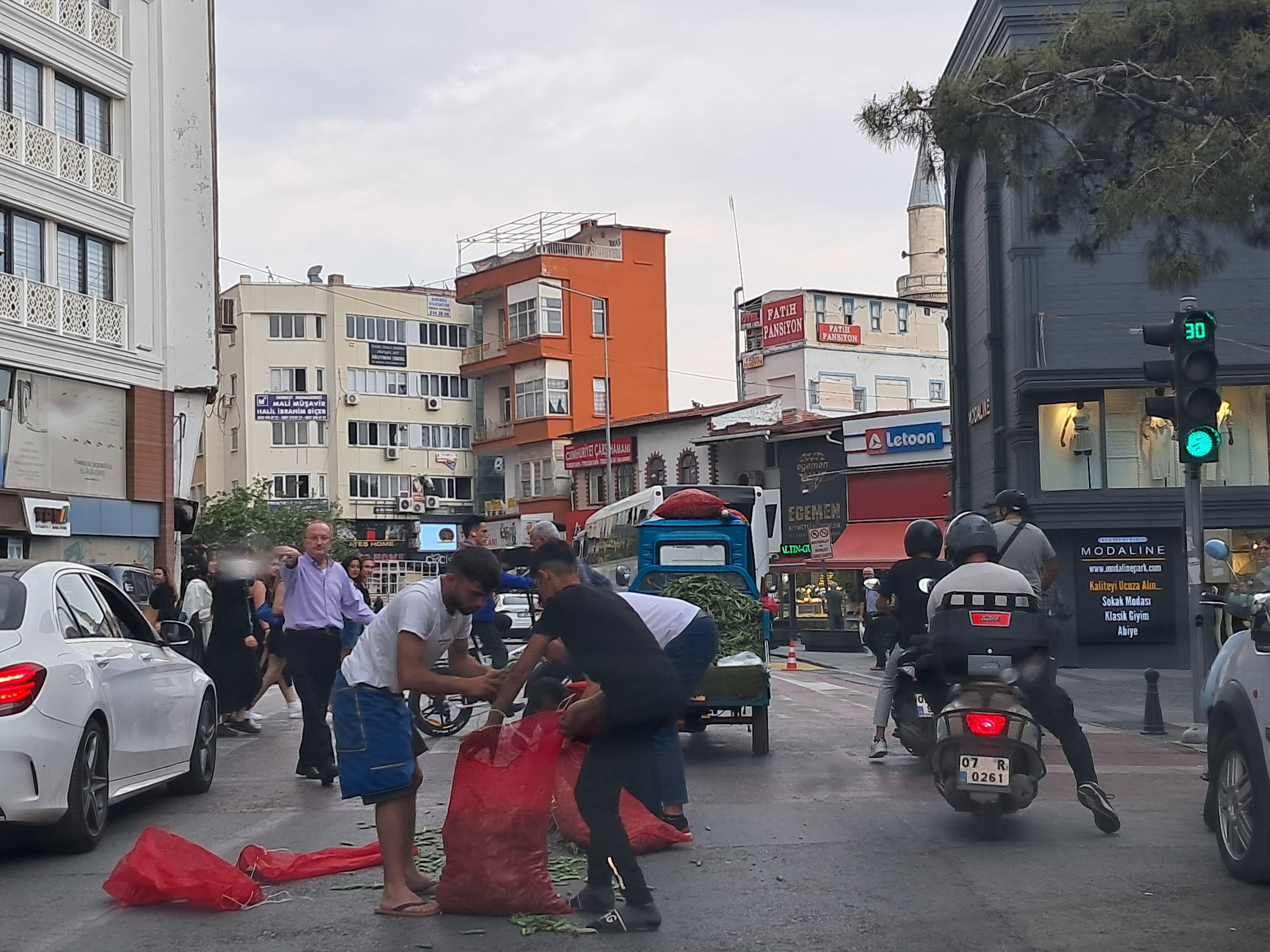 Hızını alamayan motosikletteki fasülyeler yere saçıldı