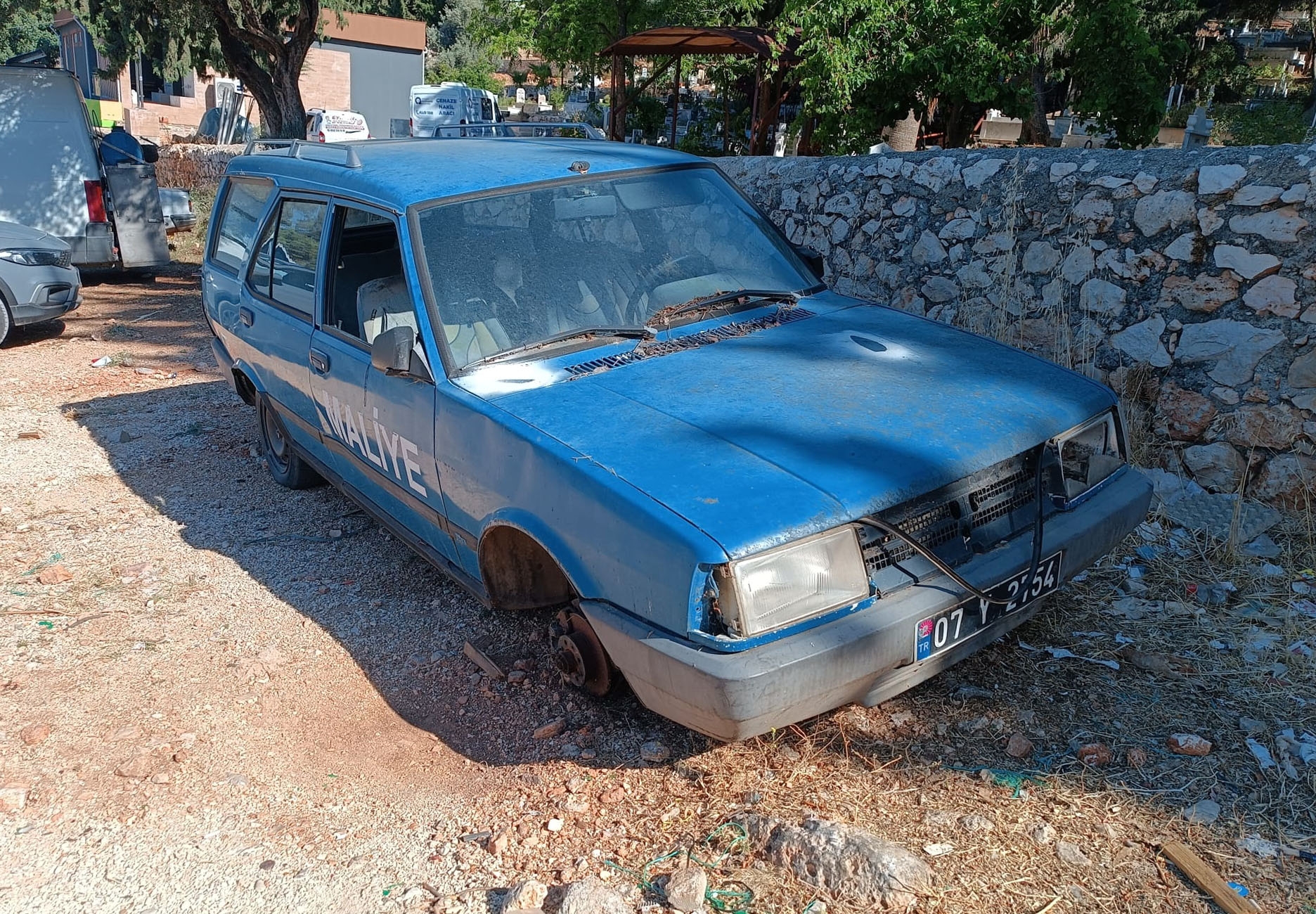 Hurda resmi araç, mezarlığa terkedildi