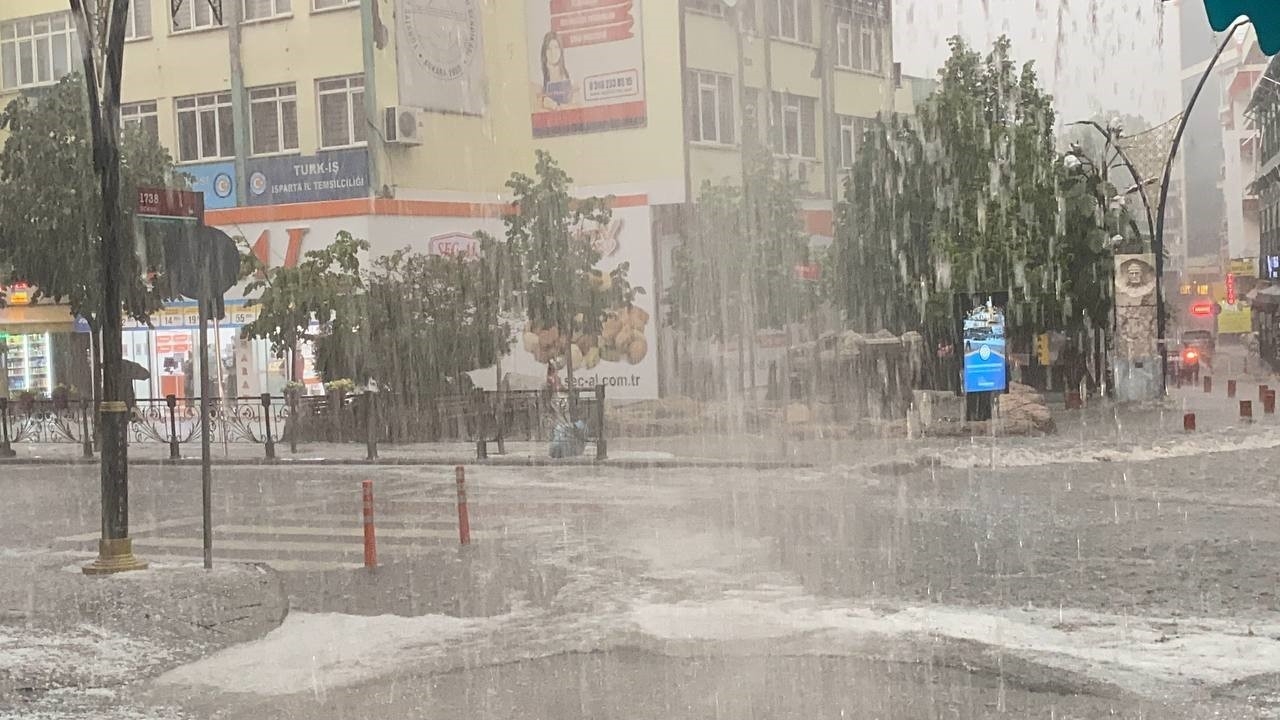 Isparta'da dolu yağışı etkili oldu, sürücüler zor anlar yaşadı