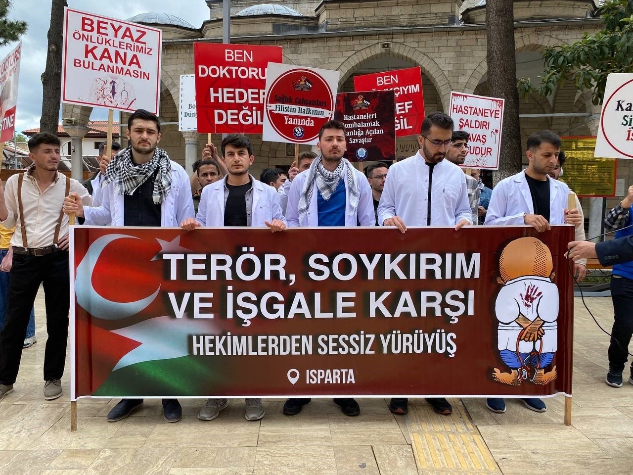 Isparta'da sağlık çalışanları Filistin için yürüdü