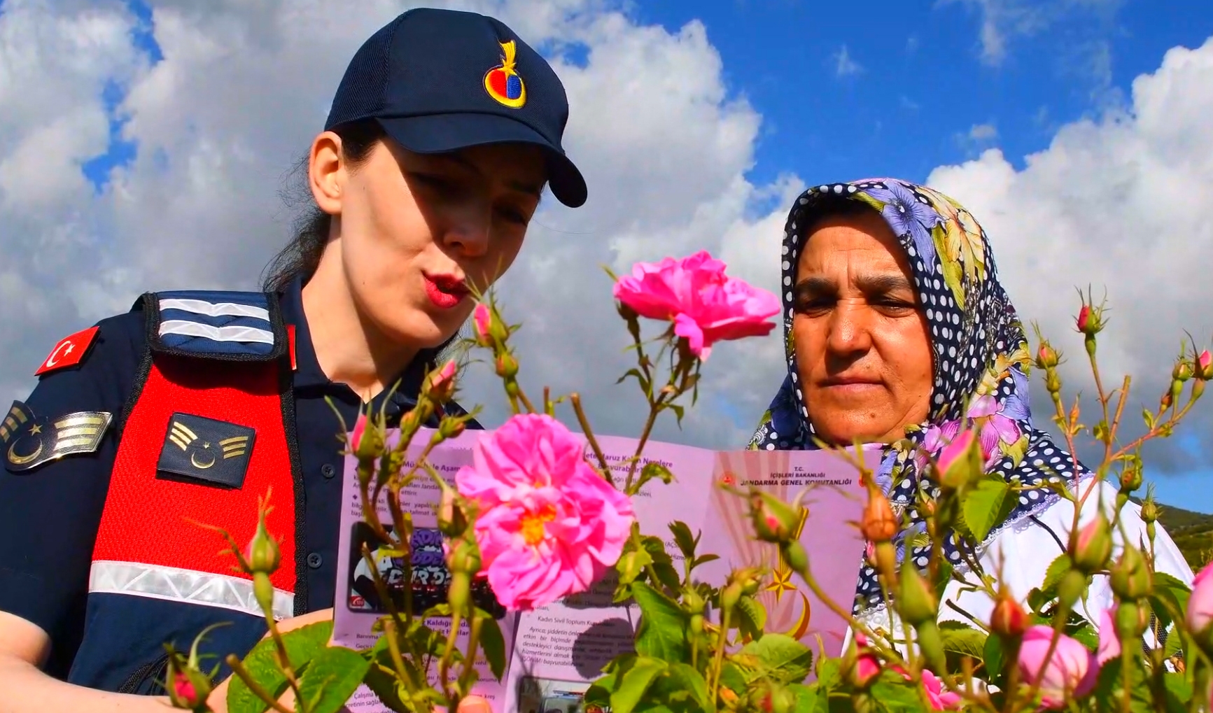 Kadın jandarmalar gül toplayıp, KADES'i anlattı