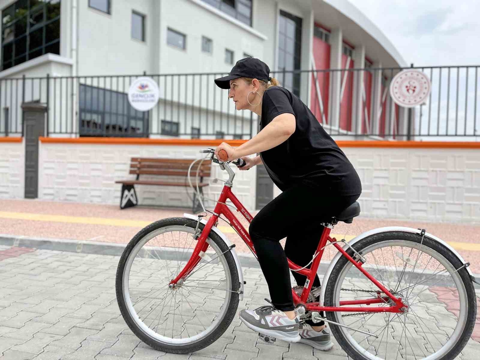 Kadınlar bisiklet öğreniyor