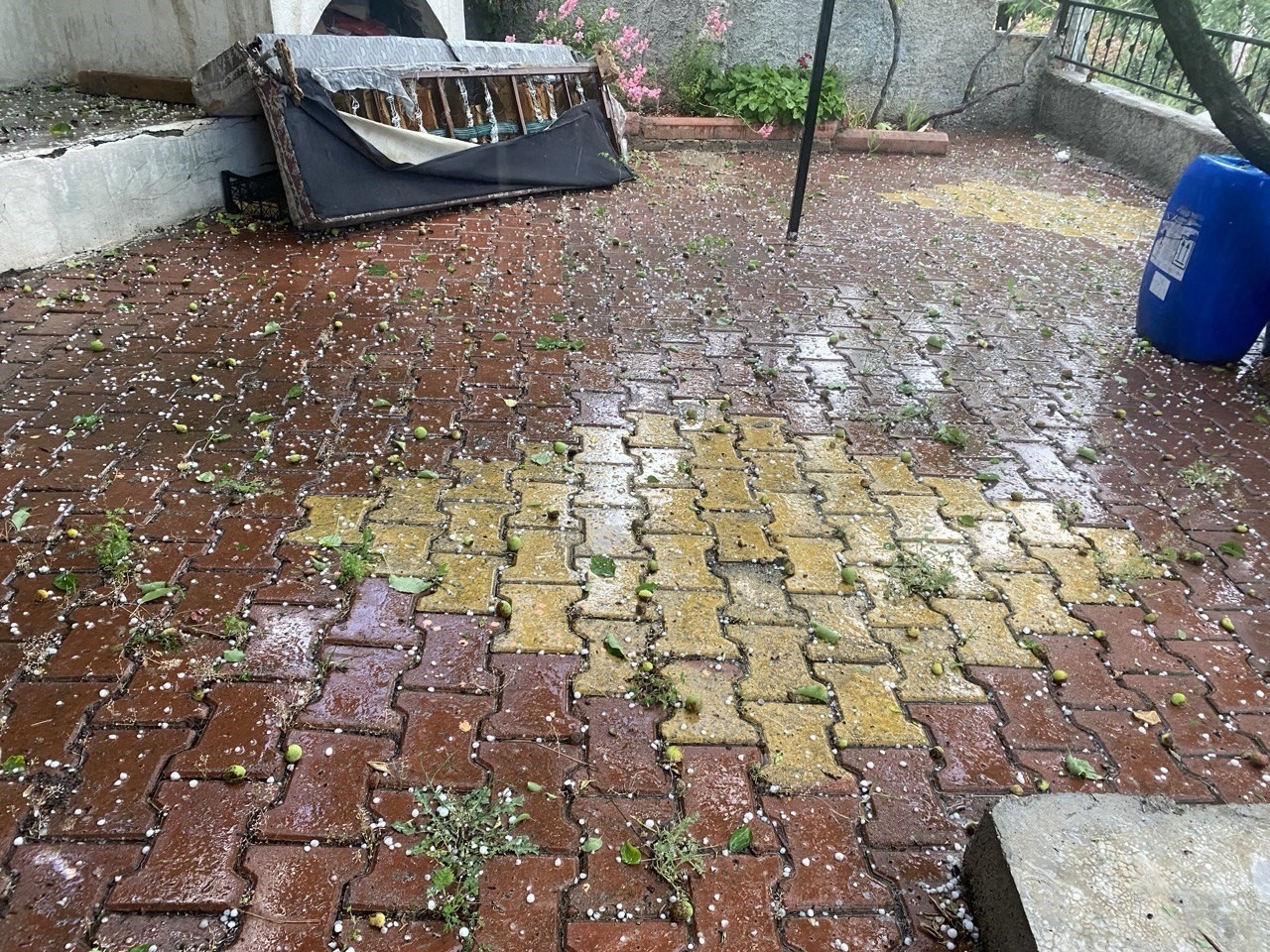 Kahramanmaraş'ta fındık büyüklüğünde dolu yağdı
