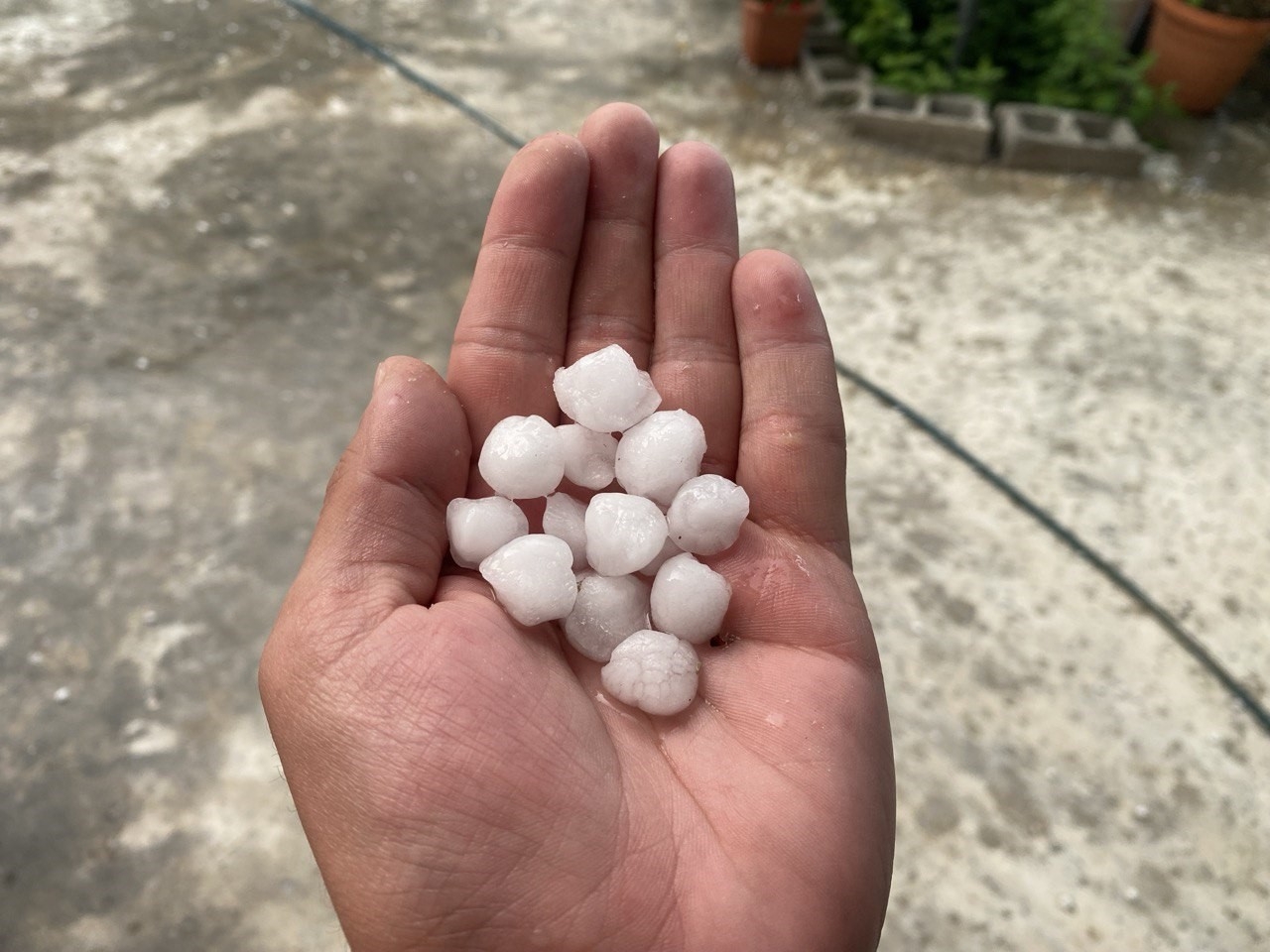 Kahramanmaraş'ta fındık büyüklüğünde dolu yağdı