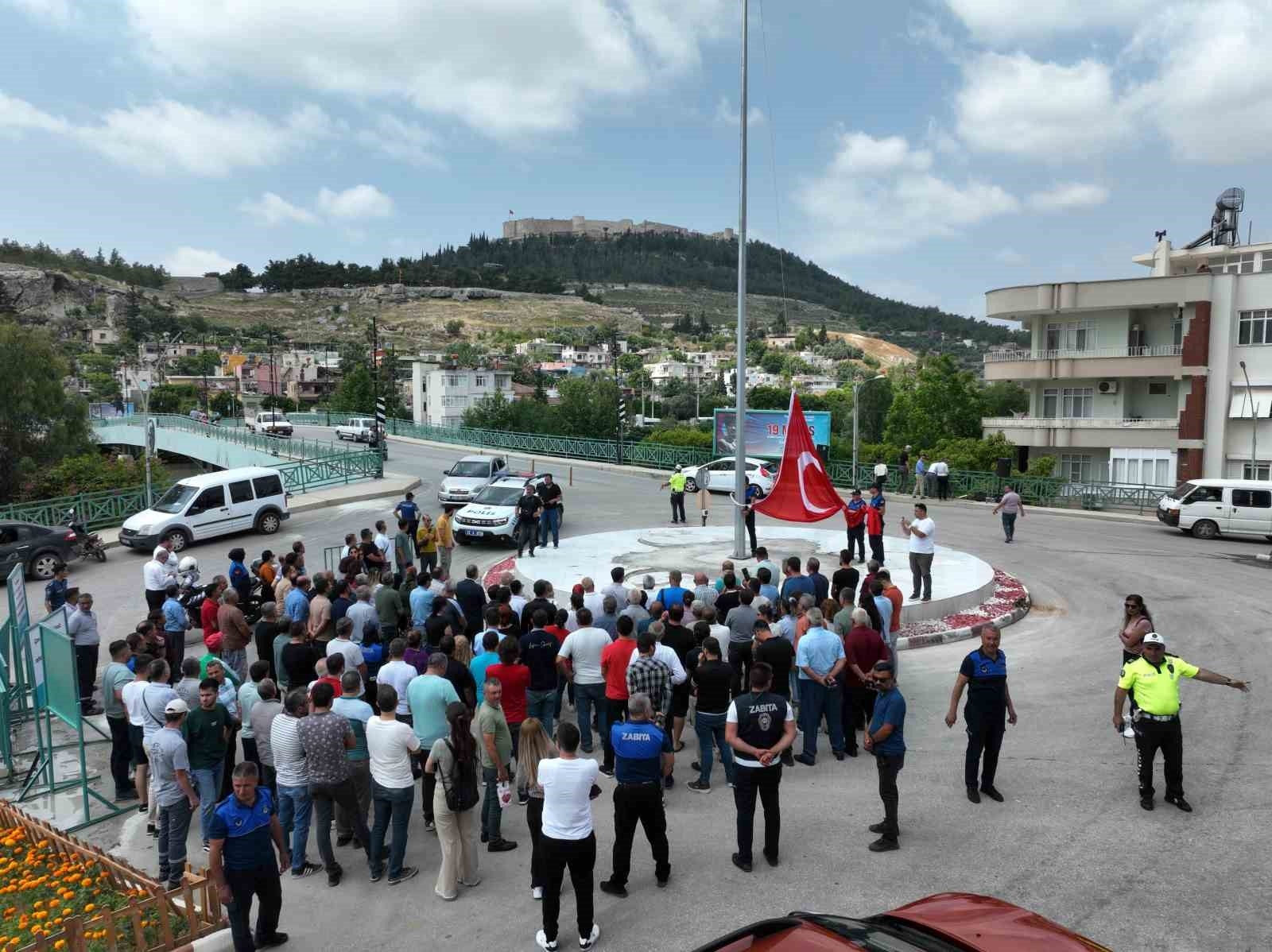 Kaldırılması tepkilere neden olan anıtın yerine Türk bayrağı konuldu