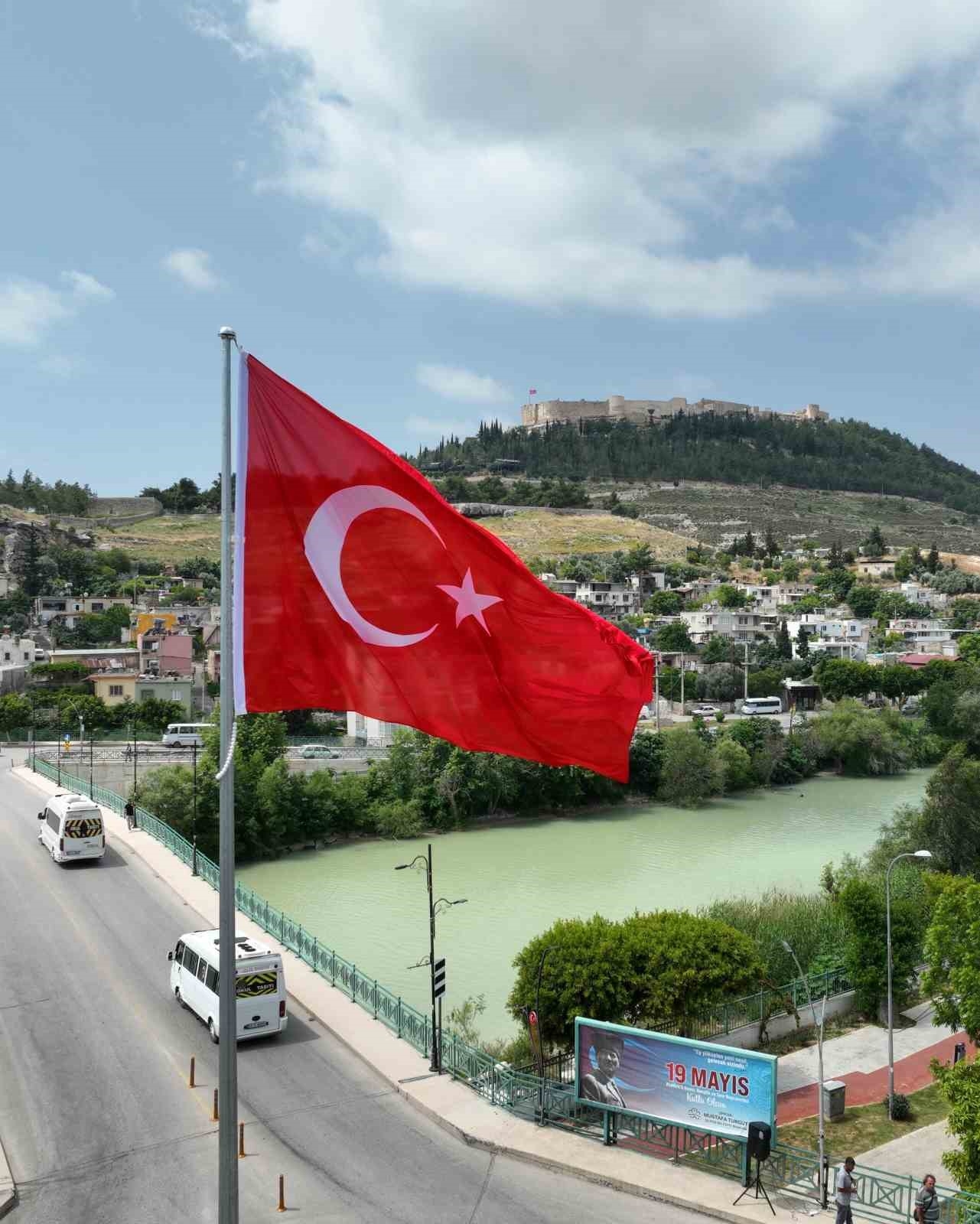 Kaldırılması tepkilere neden olan anıtın yerine Türk bayrağı konuldu