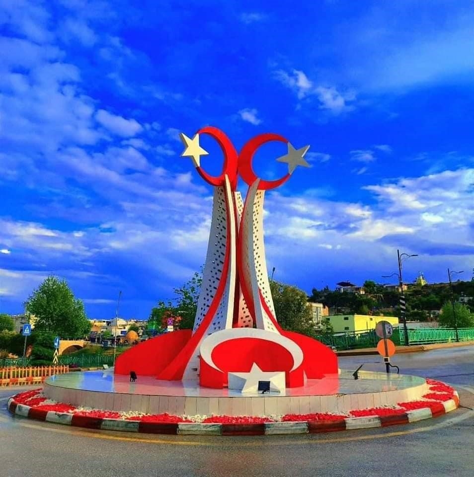 Kaldırılması tepkilere neden olan anıtın yerine Türk bayrağı konuldu