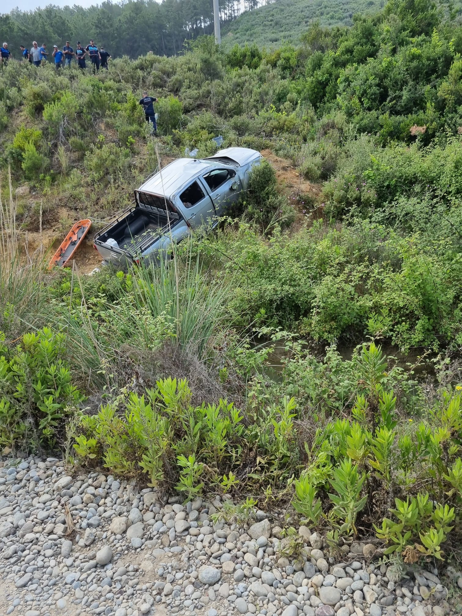 Kamyonet uçuruma yuvarlandı: 1 ölü, 3 yaralı