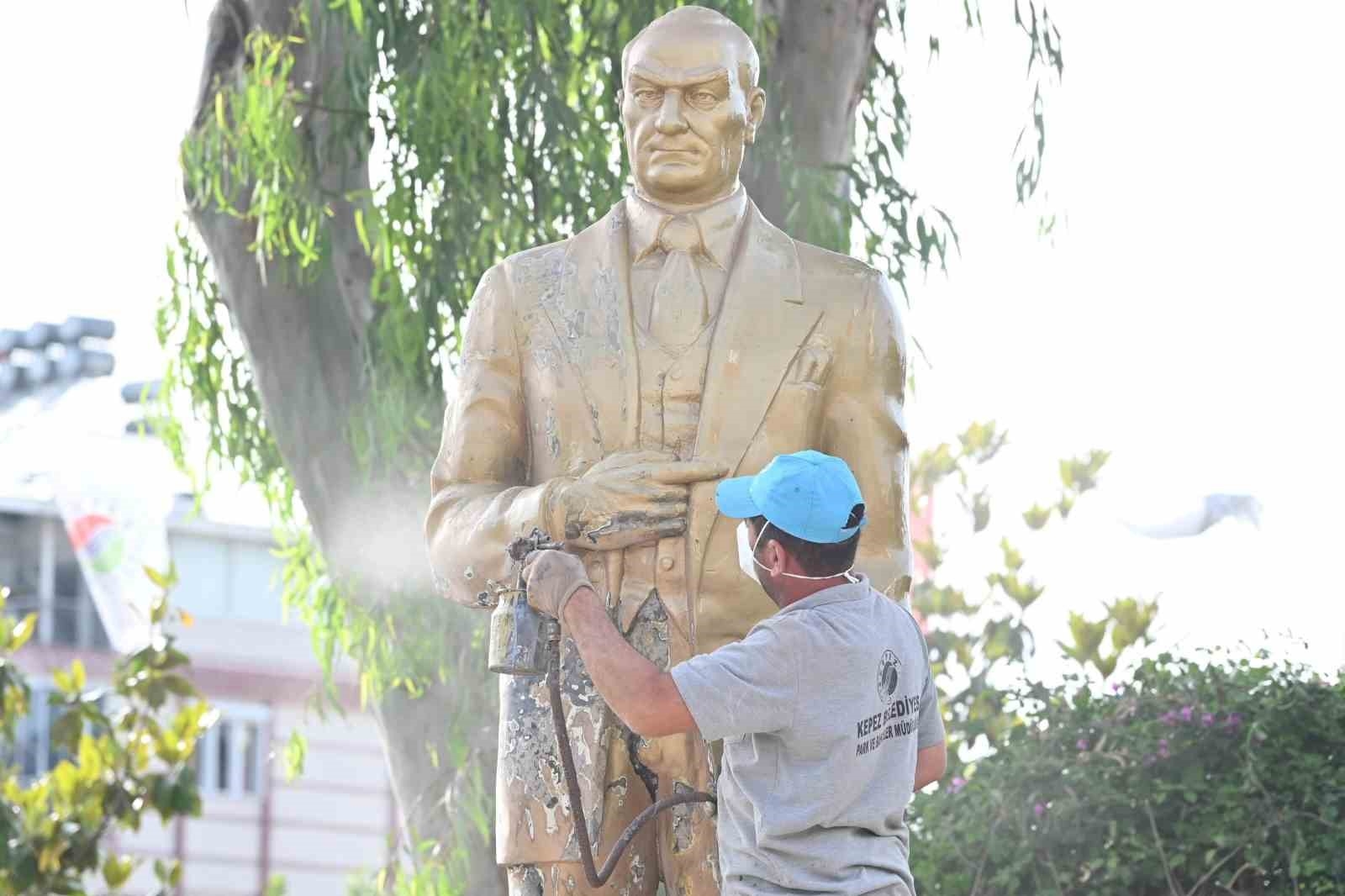 Kepez Belediyesi Atatürk Anıtı'nı bakıma aldı