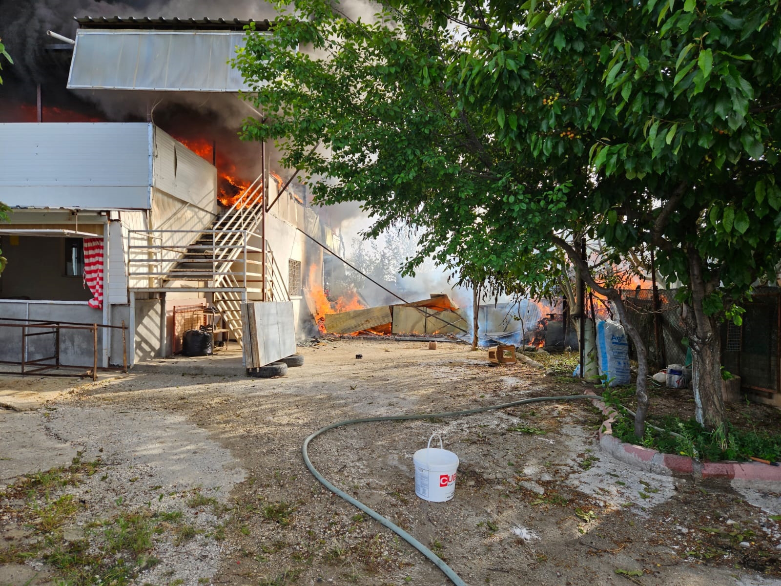Kumluca'da 2 yayla evi yandı