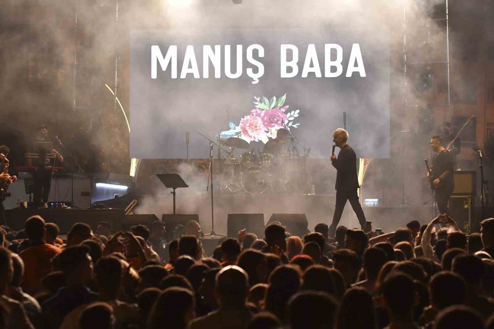 'Mabel Matiz ve Manuş Baba' Mersin'de konser verdi