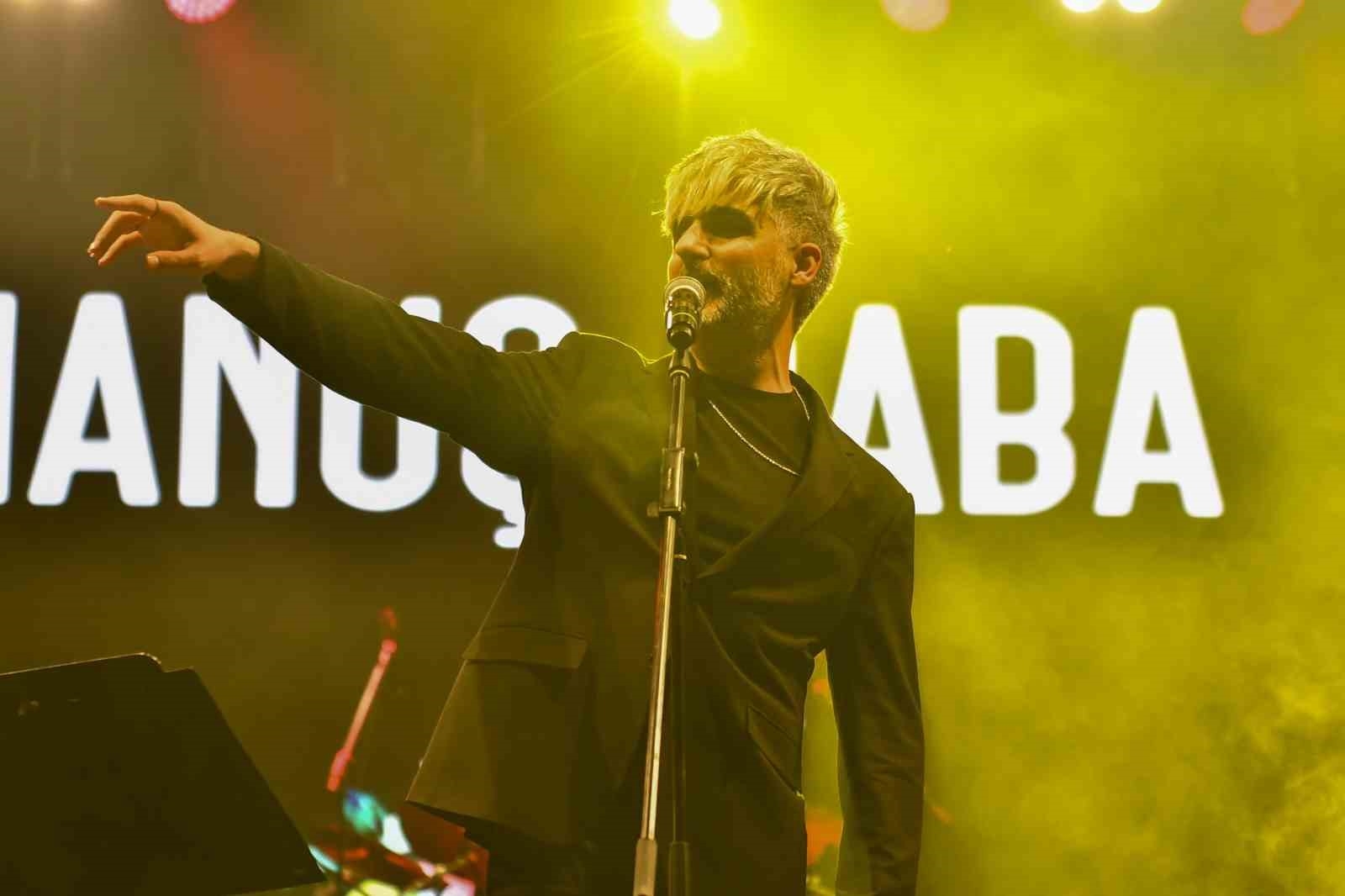 'Mabel Matiz ve Manuş Baba' Mersin'de konser verdi