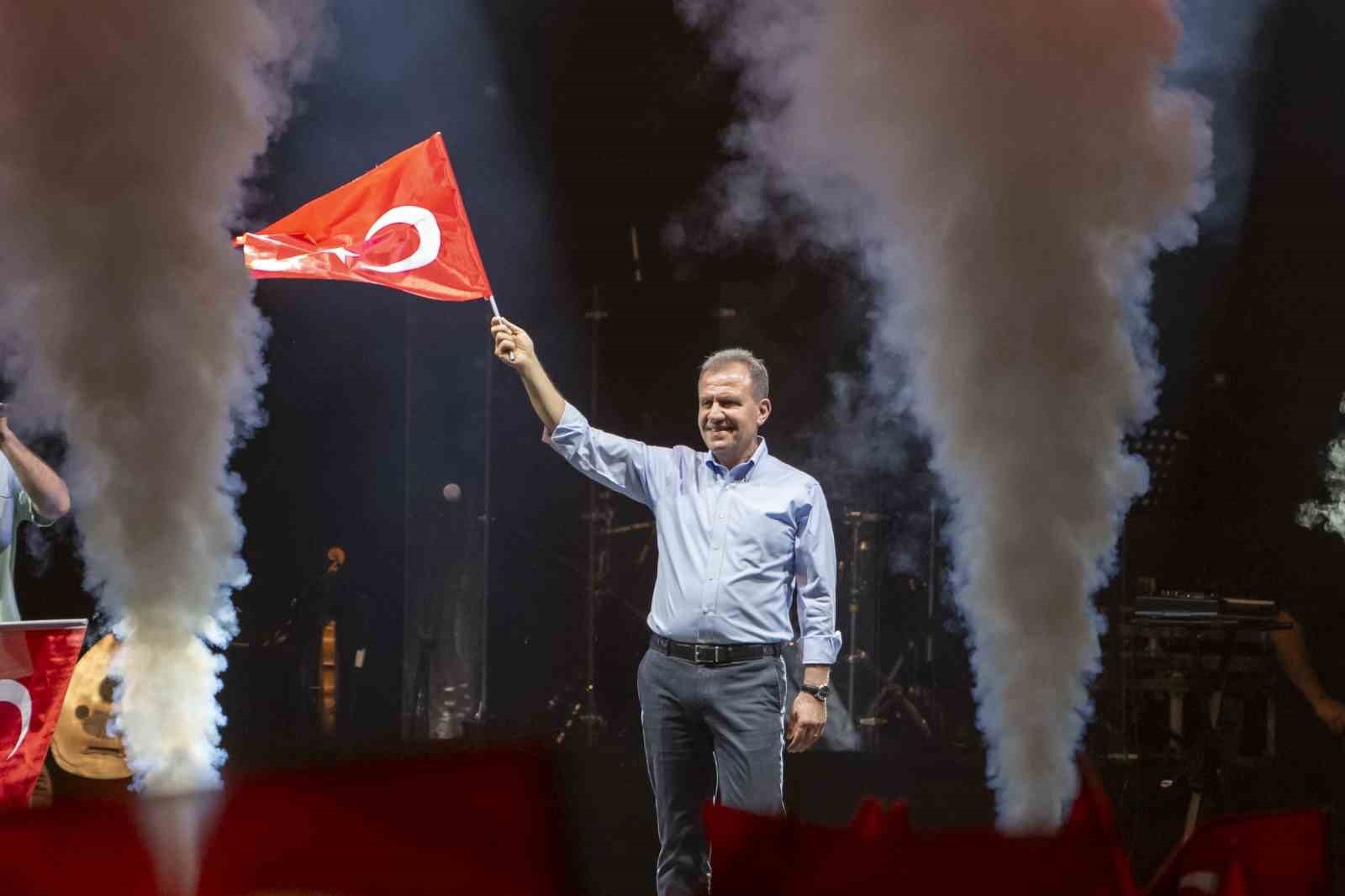 'Mabel Matiz ve Manuş Baba' Mersin'de konser verdi