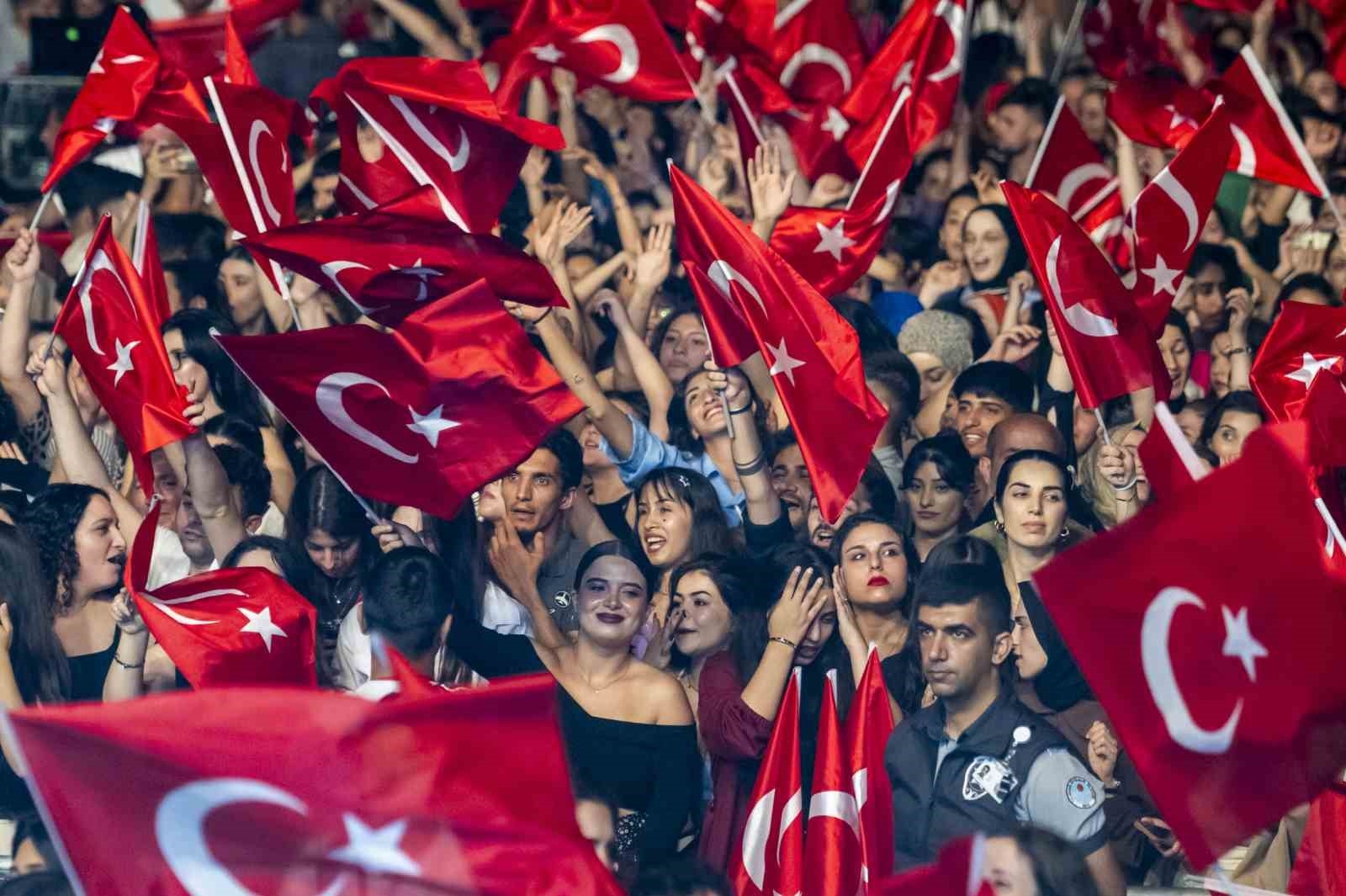 'Mabel Matiz ve Manuş Baba' Mersin'de konser verdi