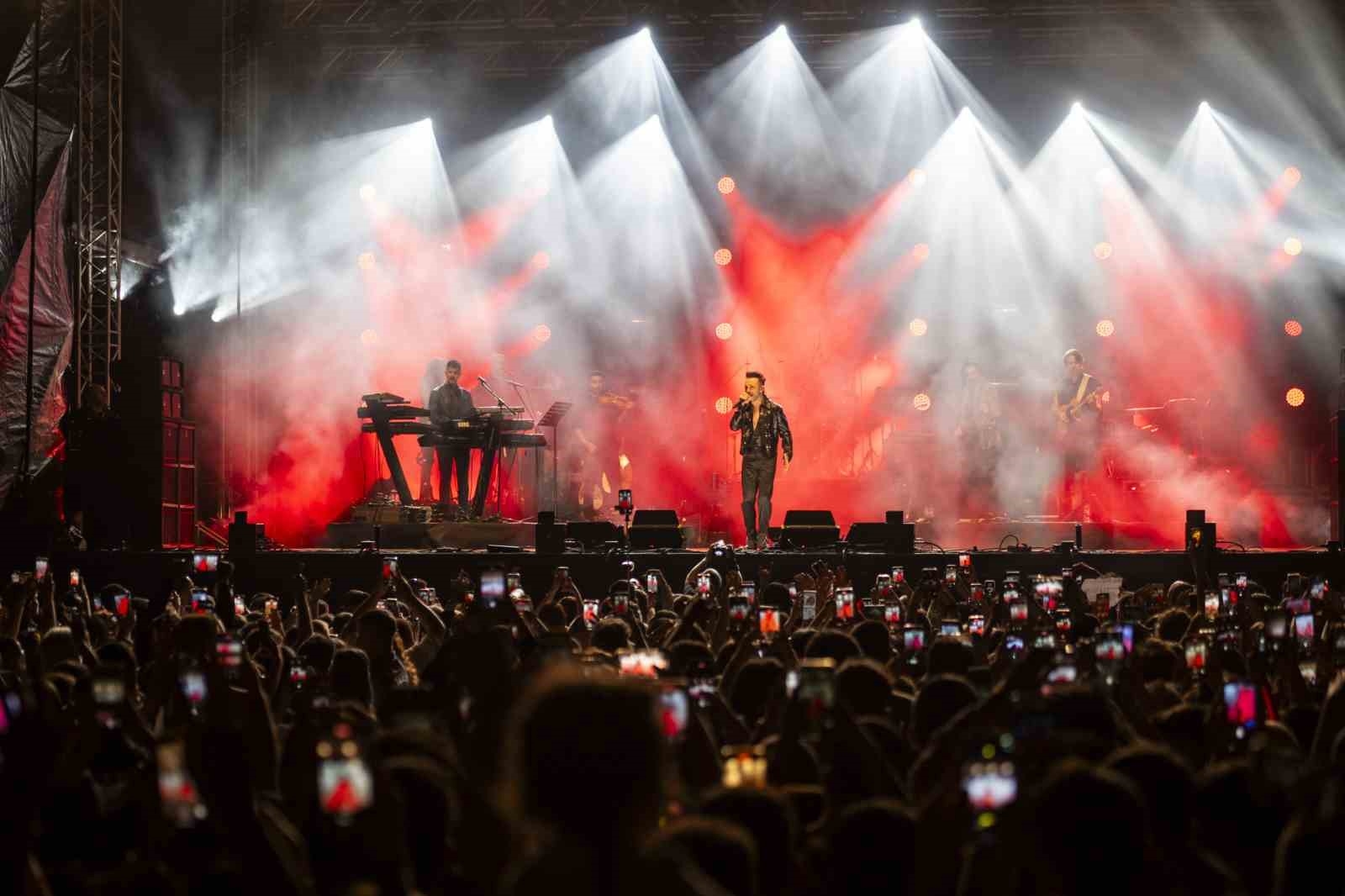 'Mabel Matiz ve Manuş Baba' Mersin'de konser verdi