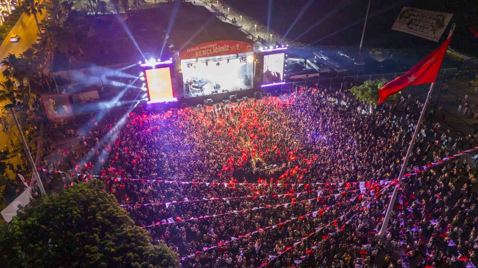 'Mabel Matiz ve Manuş Baba' Mersin'de konser verdi