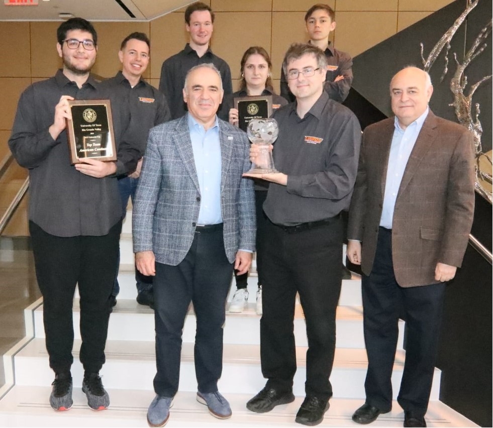 Mersinli santranççı Barış Özenir, Kasparov'dan imzalı satranç tahtası aldı