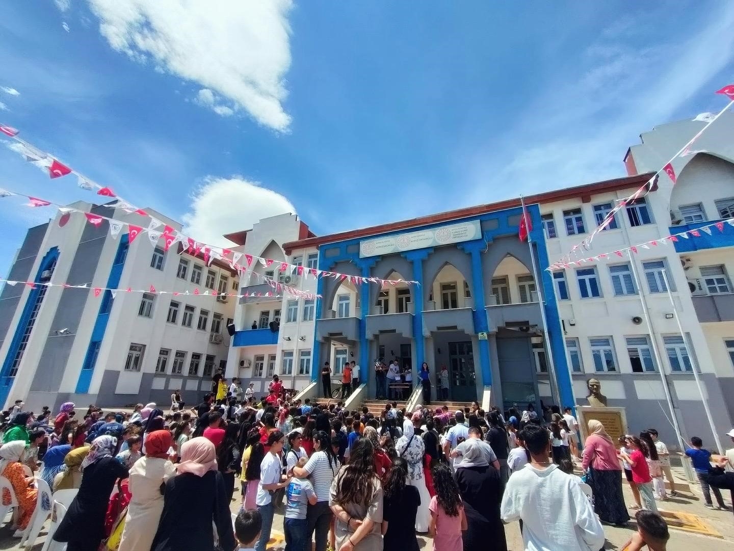 Öğrenci velileri okulları için hayır satışında buluştu
