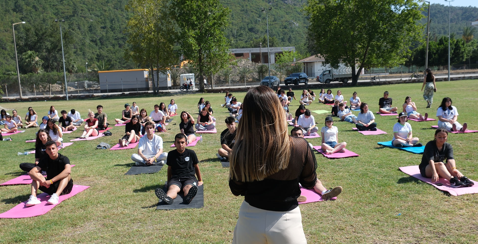 Öğrenciler açık havada yoga yaptı