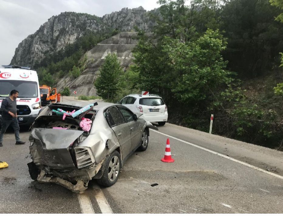 Otomobil bariyere çarptı, kız bebek öldü