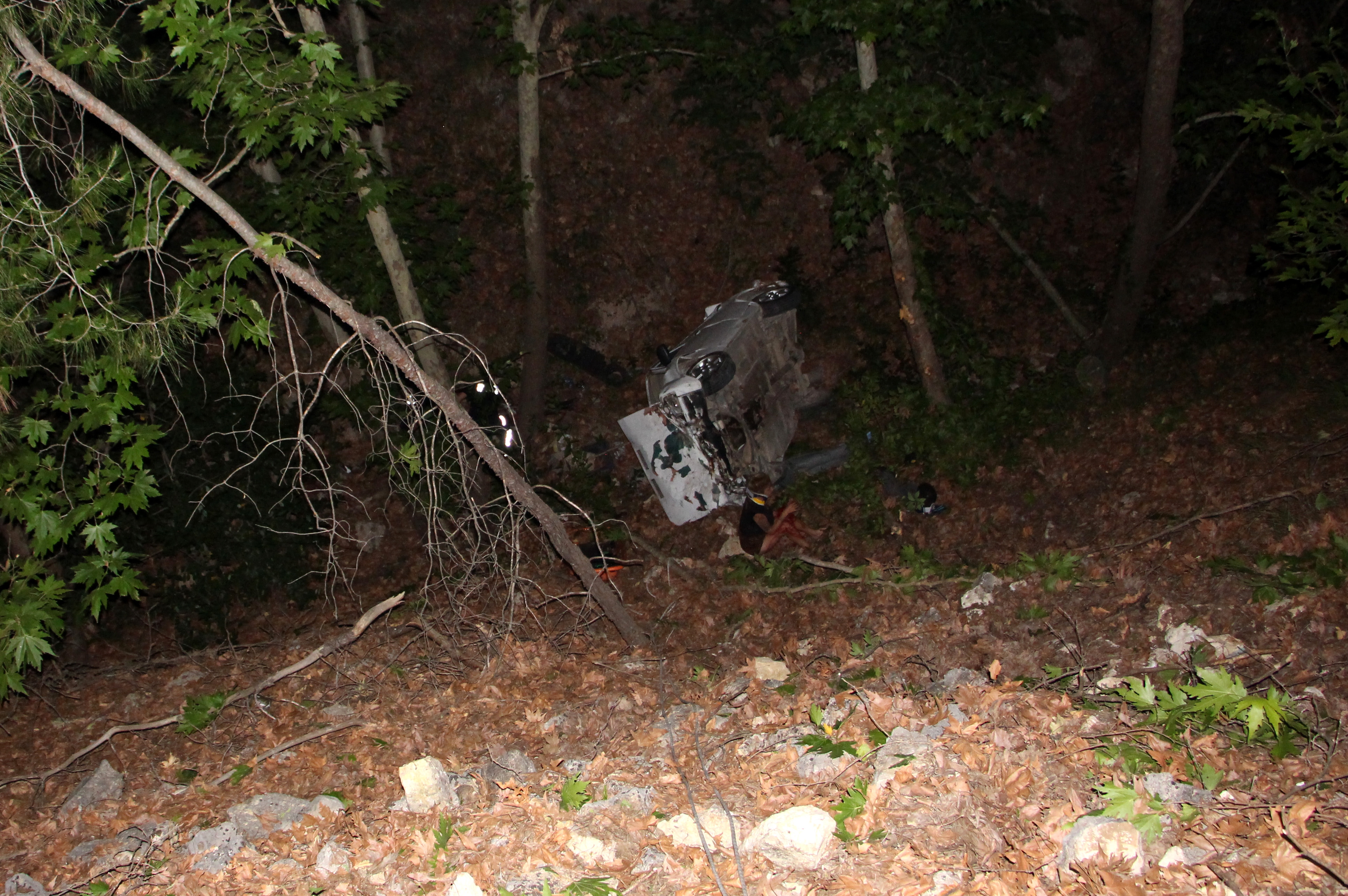 Polisten kaçan sürücünün otomobili 100 metrelik uçuruma yuvarlandı: 3 yaralı