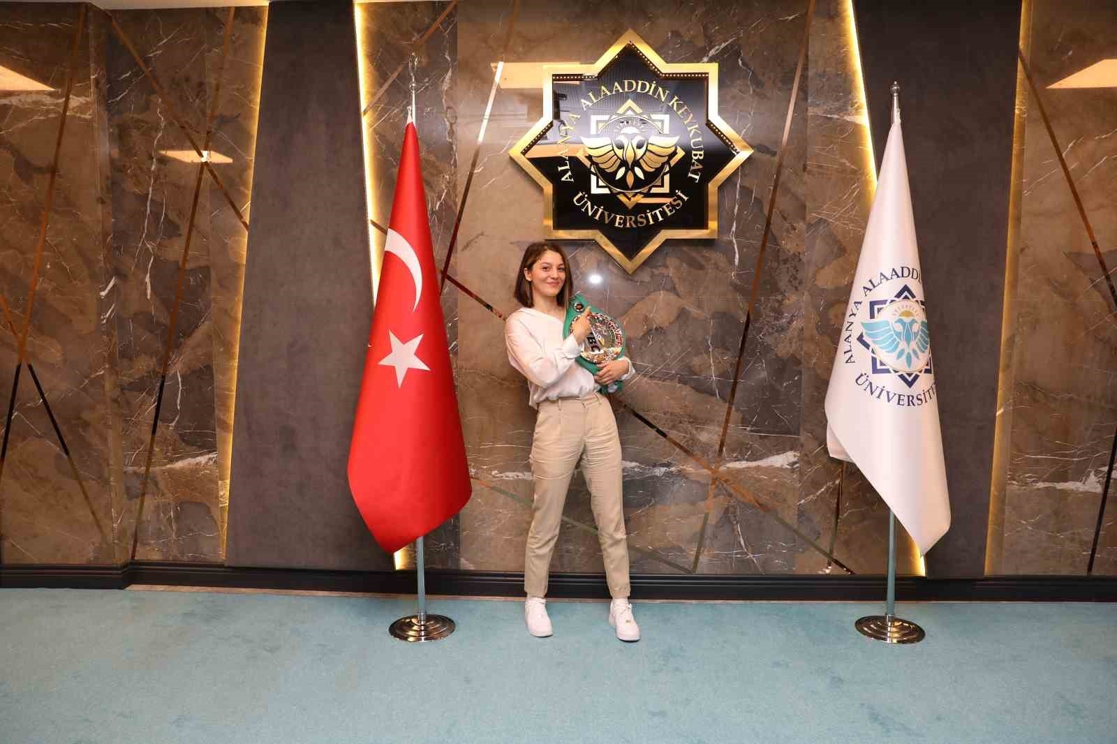 Seren Ay, dünya birinciliği için ringe çıkacak