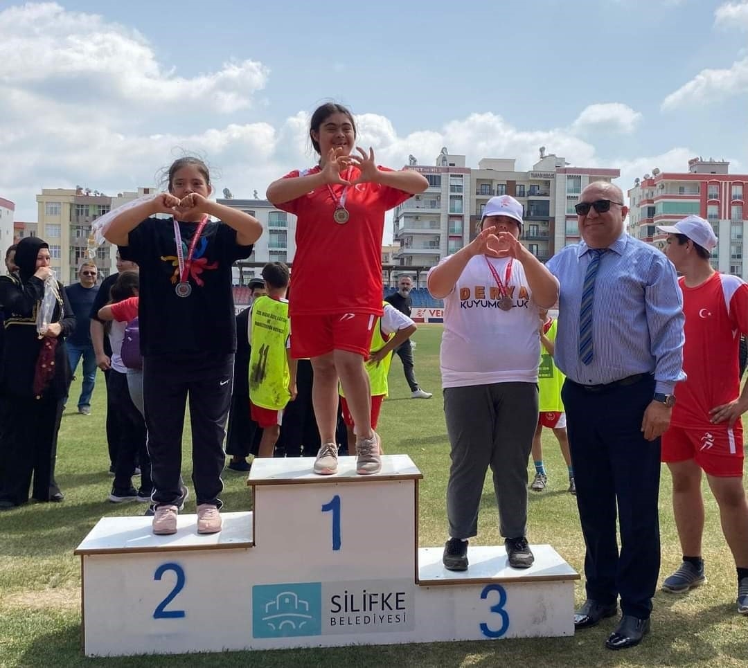 Silifke'de özel çocuklar arasında atletizm yarışması düzenlendi