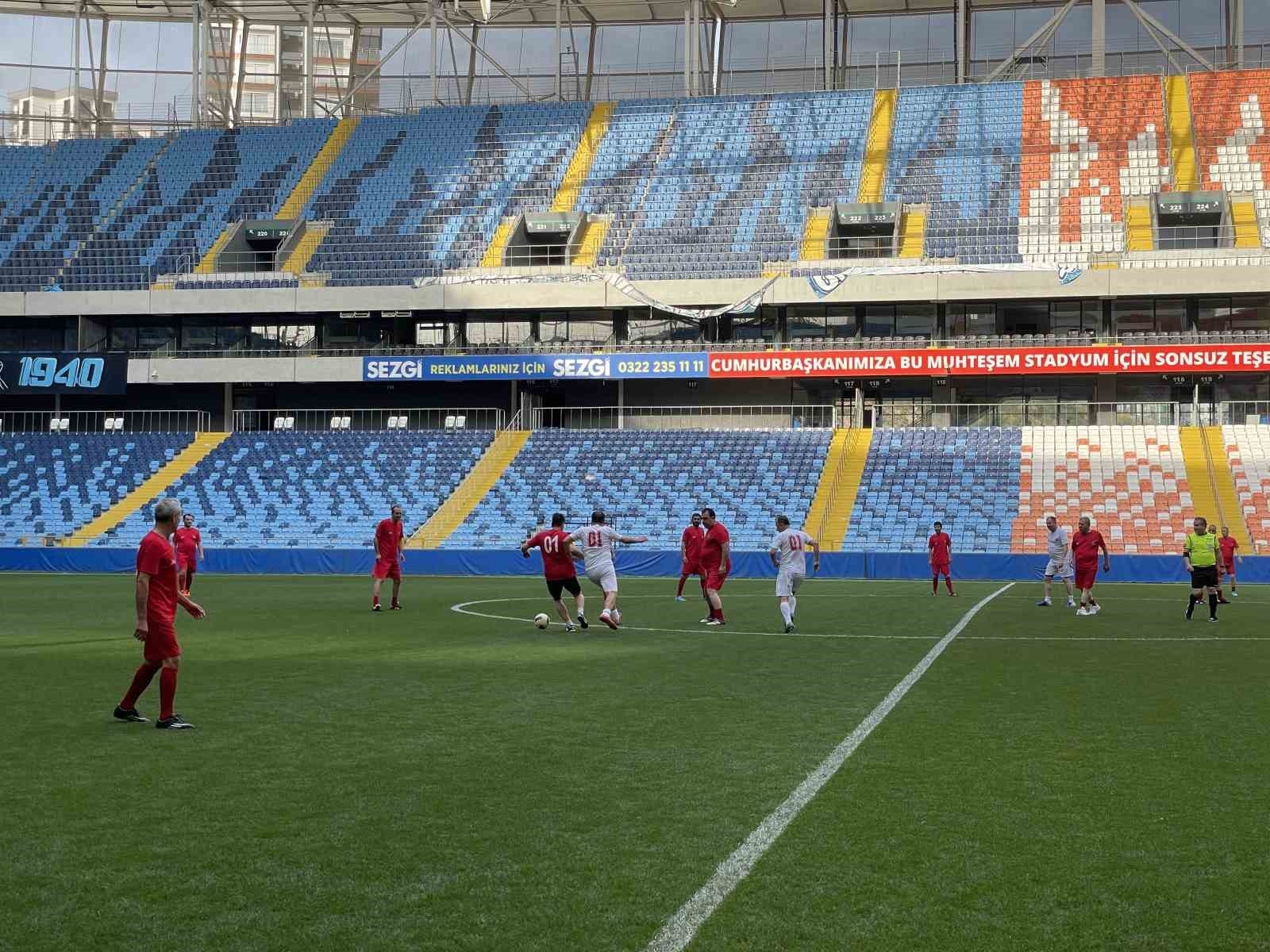Spor basını, il protokolü ile gösteri maçında karşılaştı