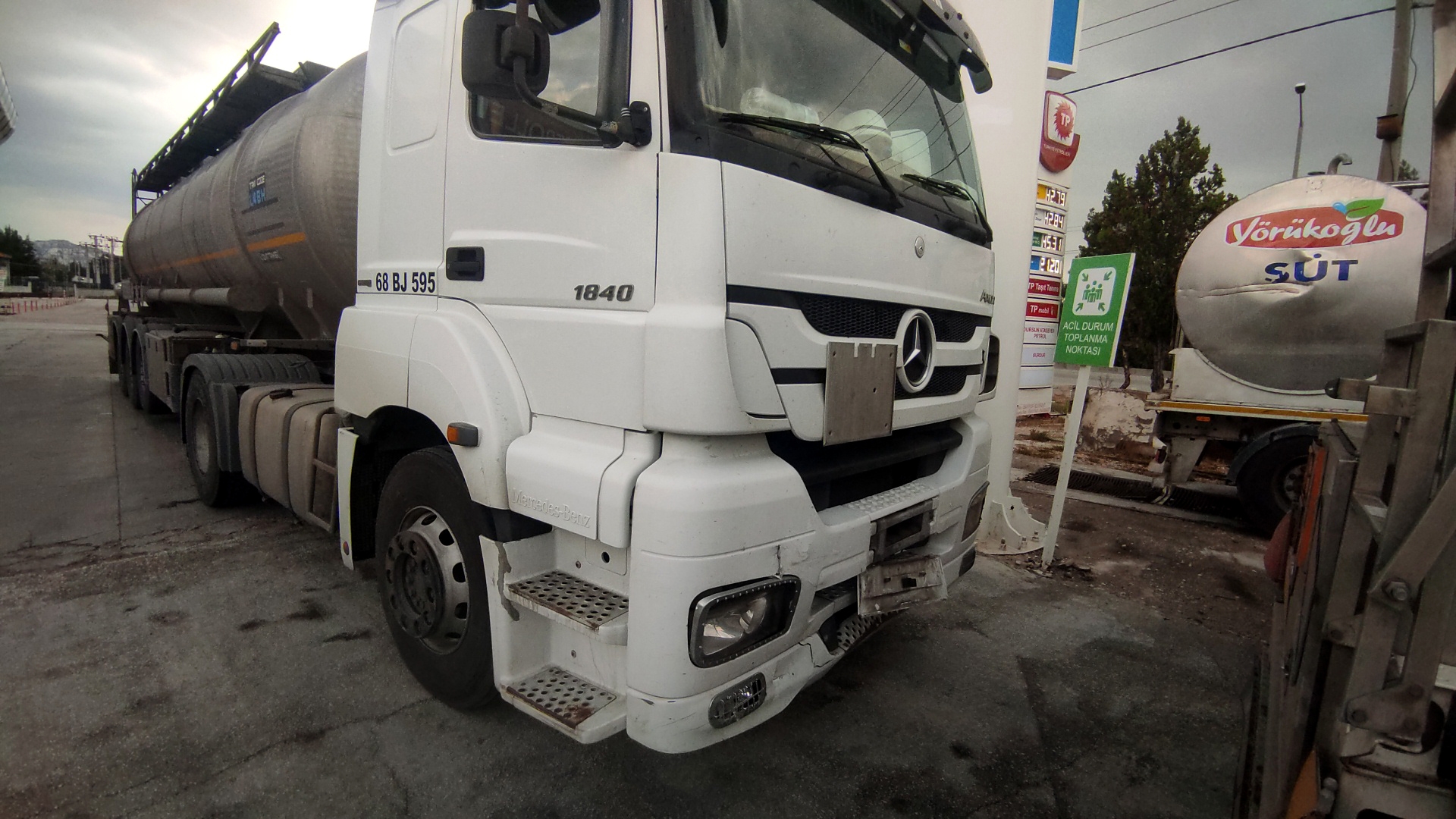 TIR otomobile arkadan çarptı