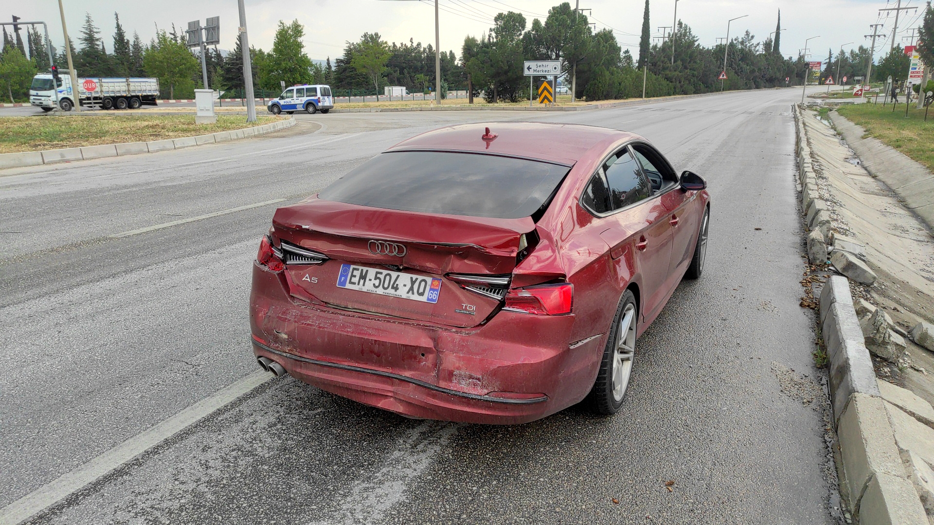 TIR otomobile arkadan çarptı