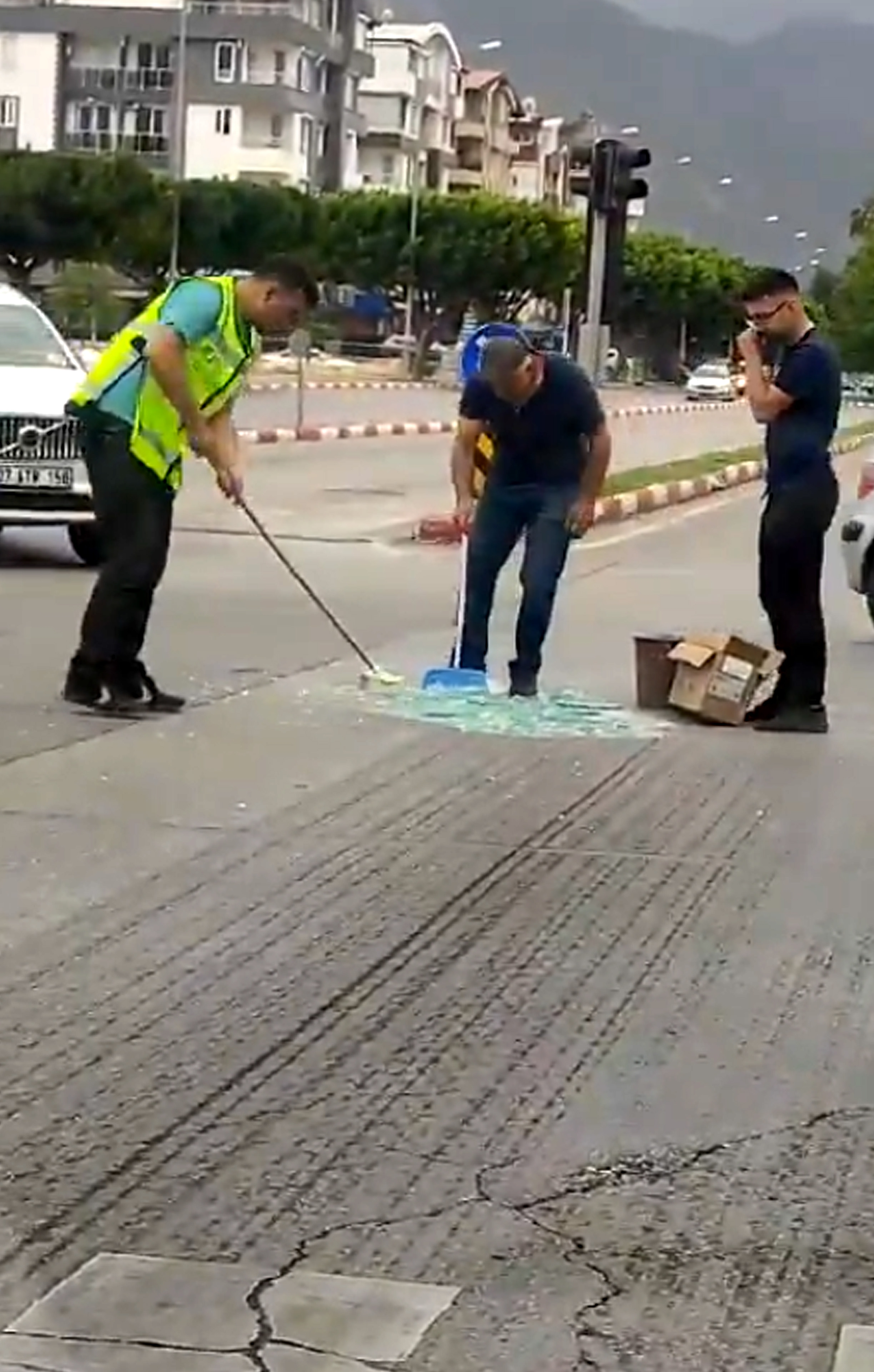Trafik polisi yoldaki cam kırıklarını temizledi