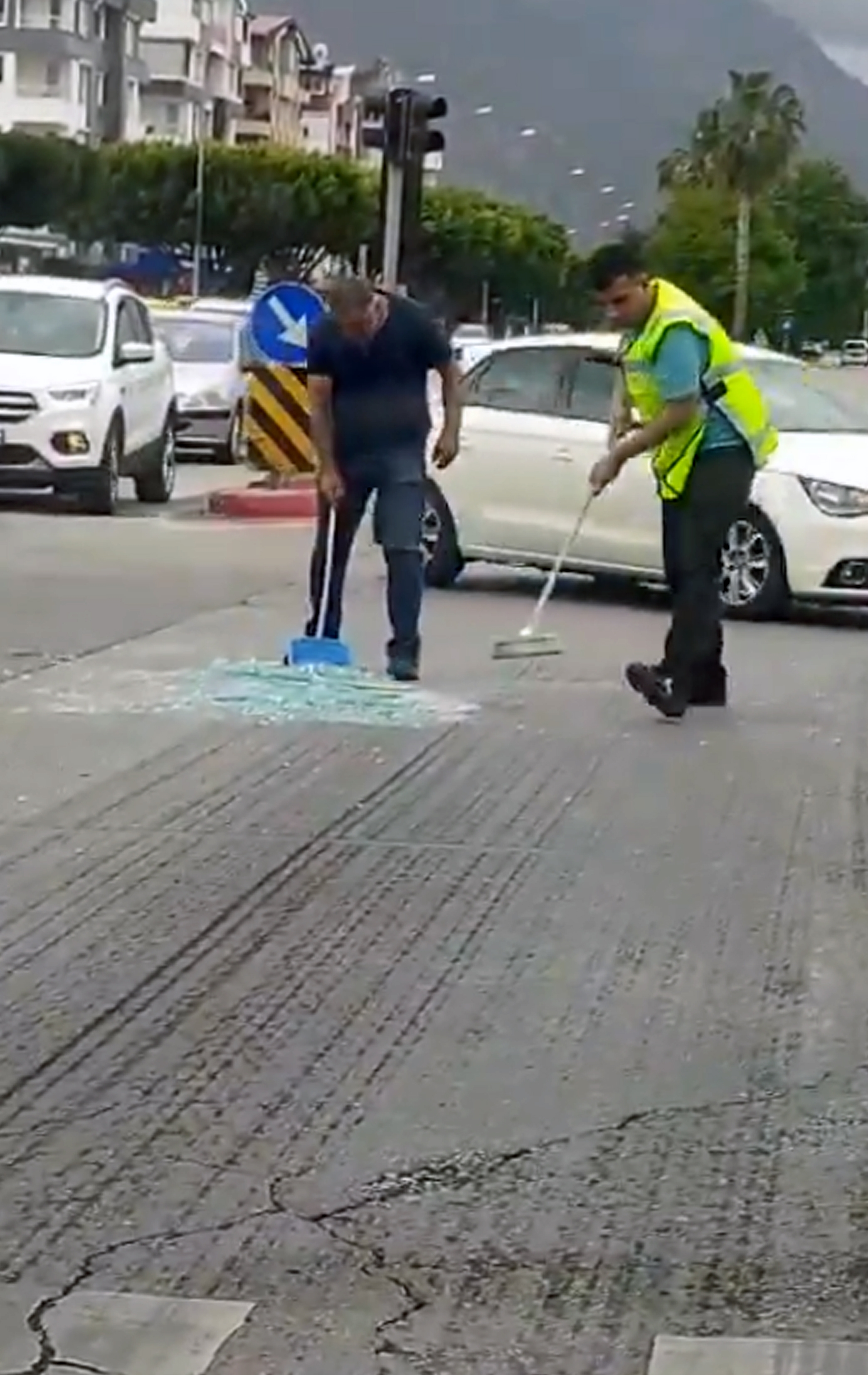 Trafik polisi yoldaki cam kırıklarını temizledi