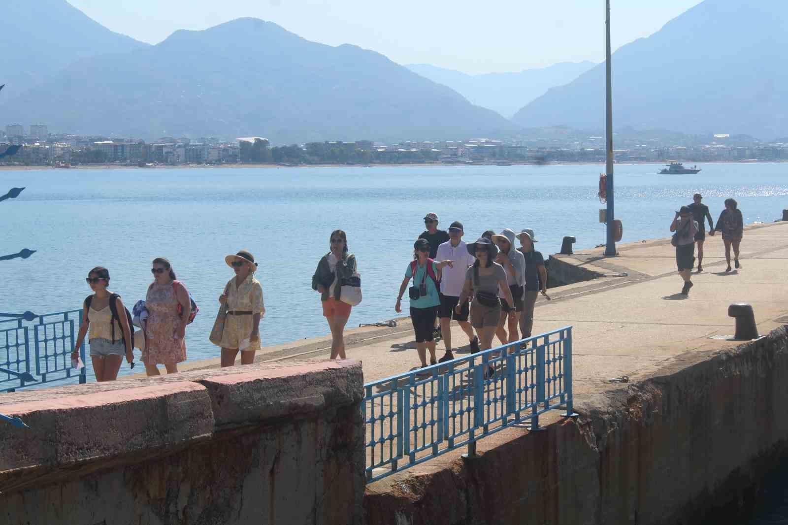 Hollanda Yolcu Gemisi Alanya'da: Turistler Tarihi Yerleri Geziyor
