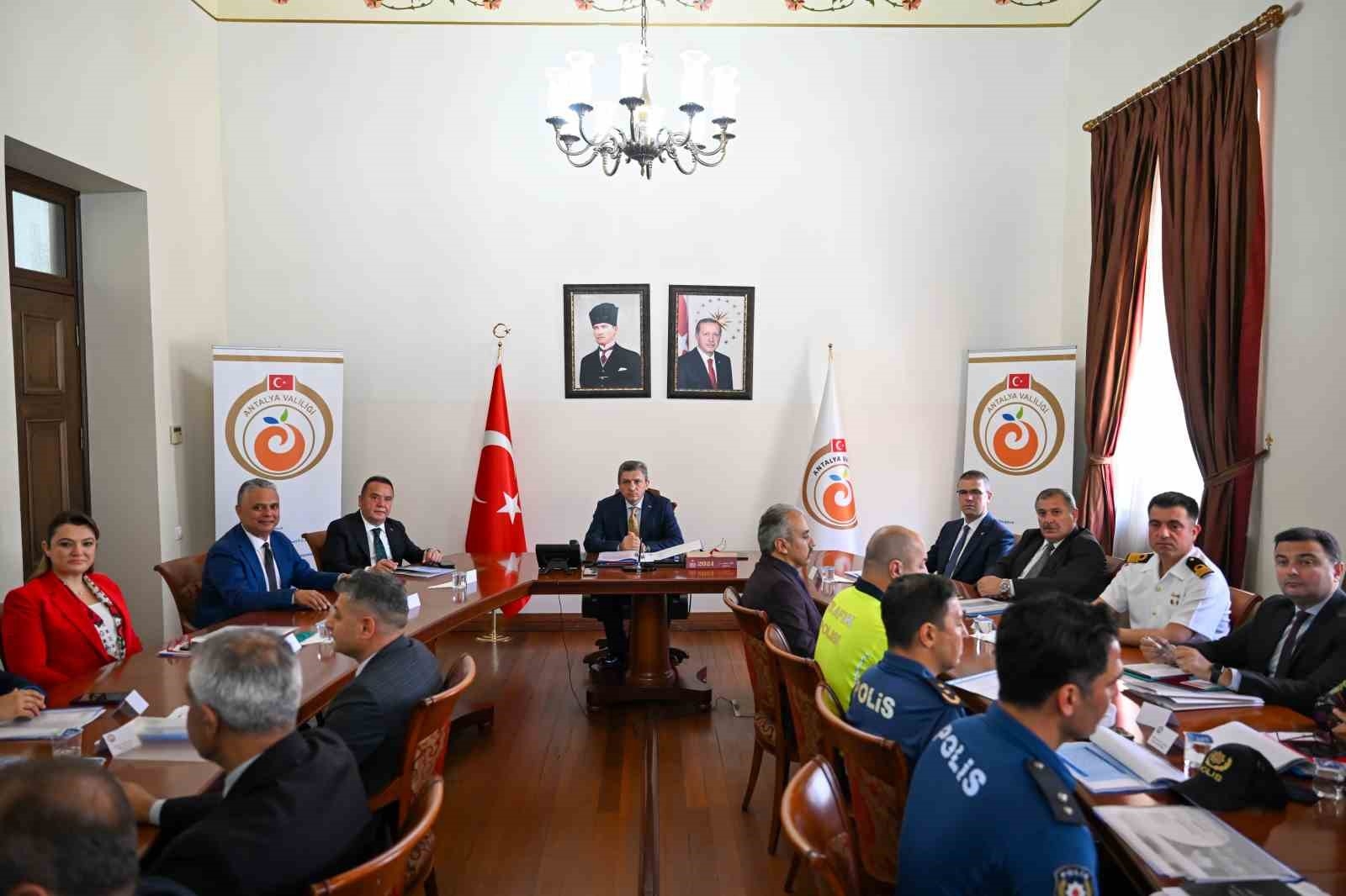 Vali Şahin: "Kaleiçi'nde kurallara uymayanlara karşı sert tedbir alacağız"