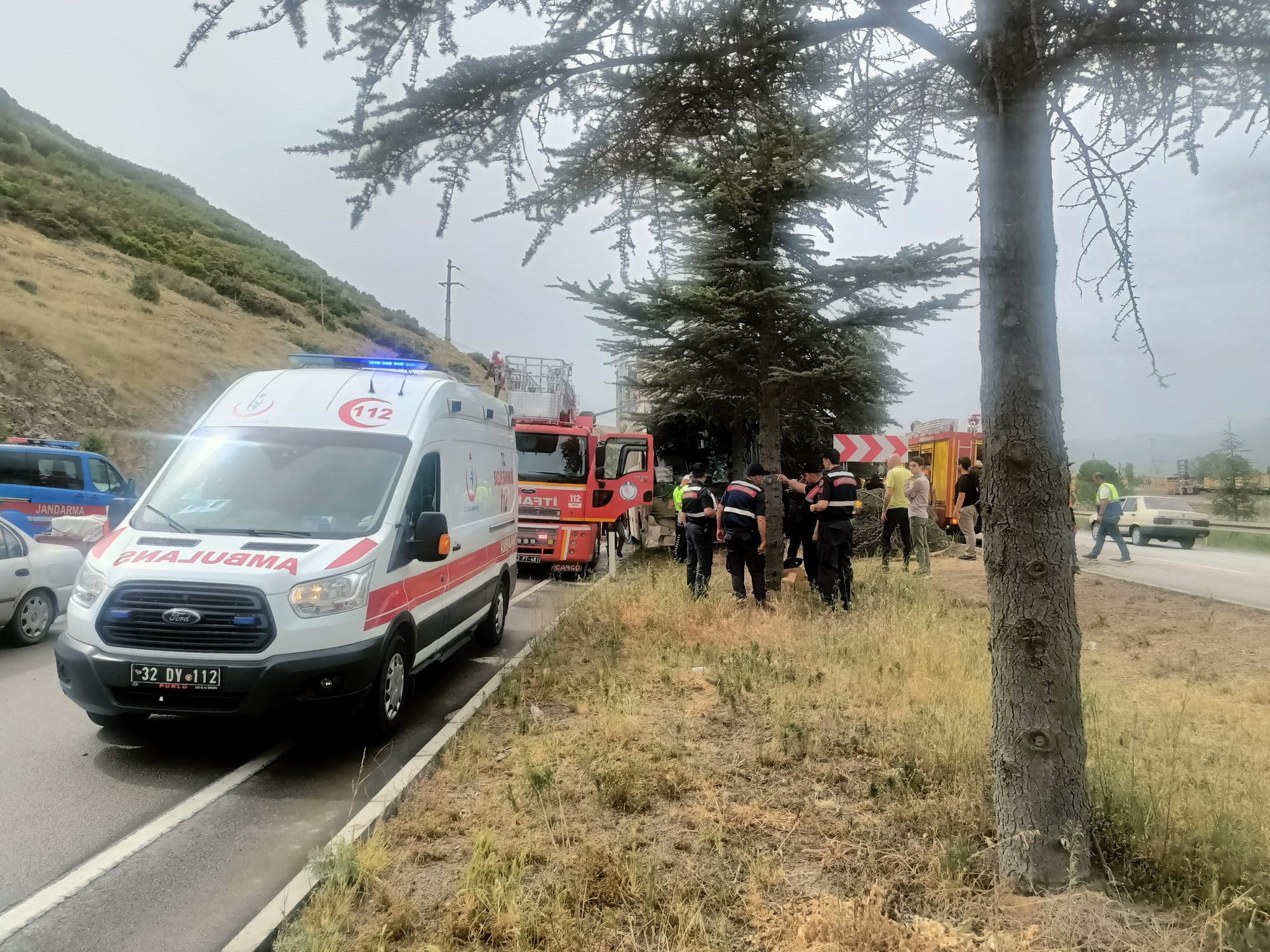 Yolcu otobüsü ağaca çarptı: 11 yaralı