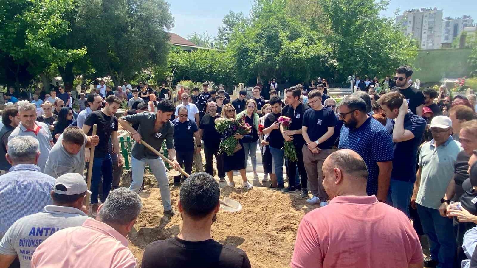 Zoom üzerinden mülakatta kalp krizi geçiren öğrenci Antalya'da son yolculuğuna uğurlandı