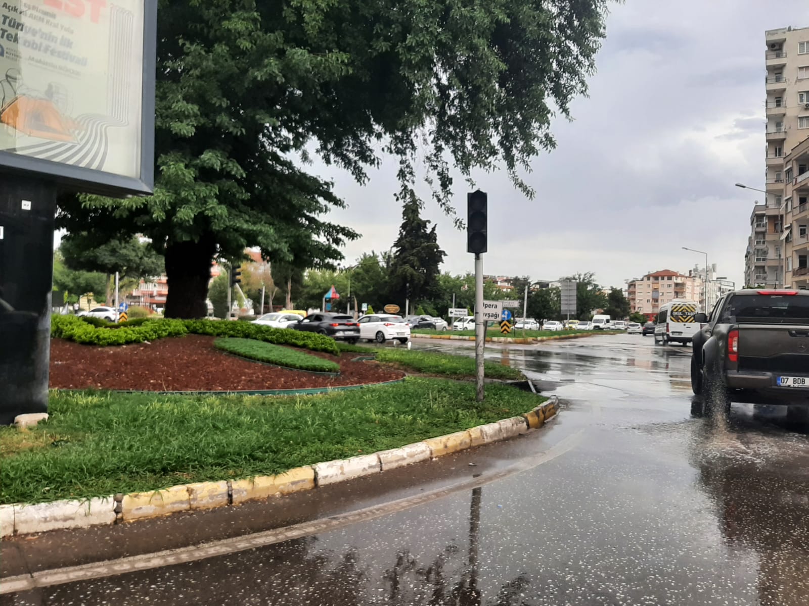 Opera Kavşağı ışıksız kaldı
