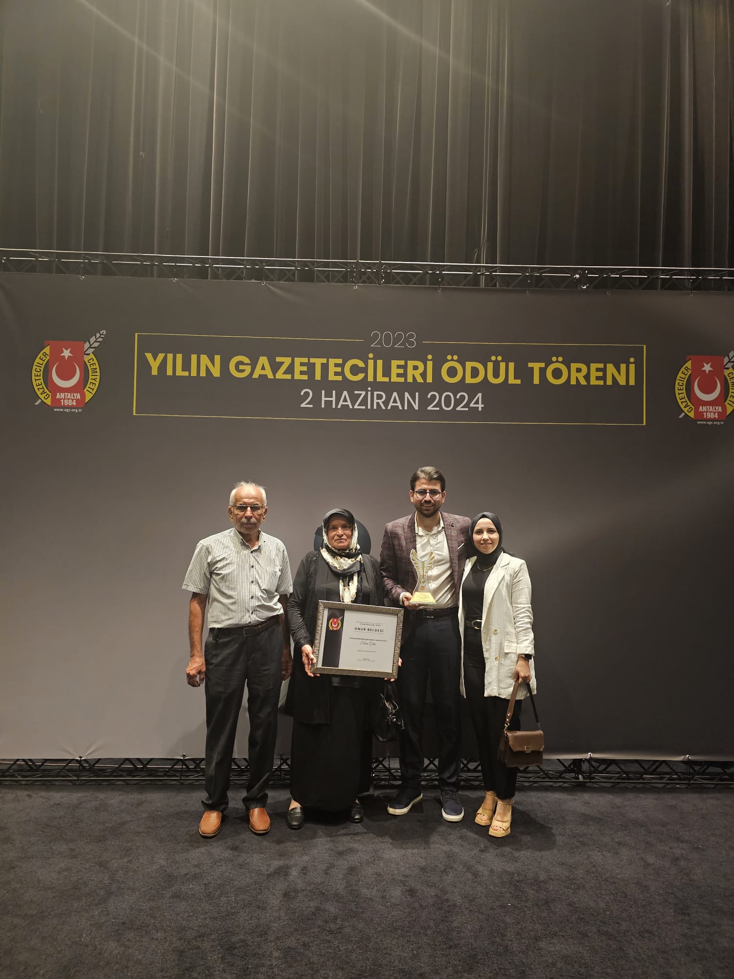 Antalya Gazeteciler Cemiyeti’nden Hürses’e Ödül