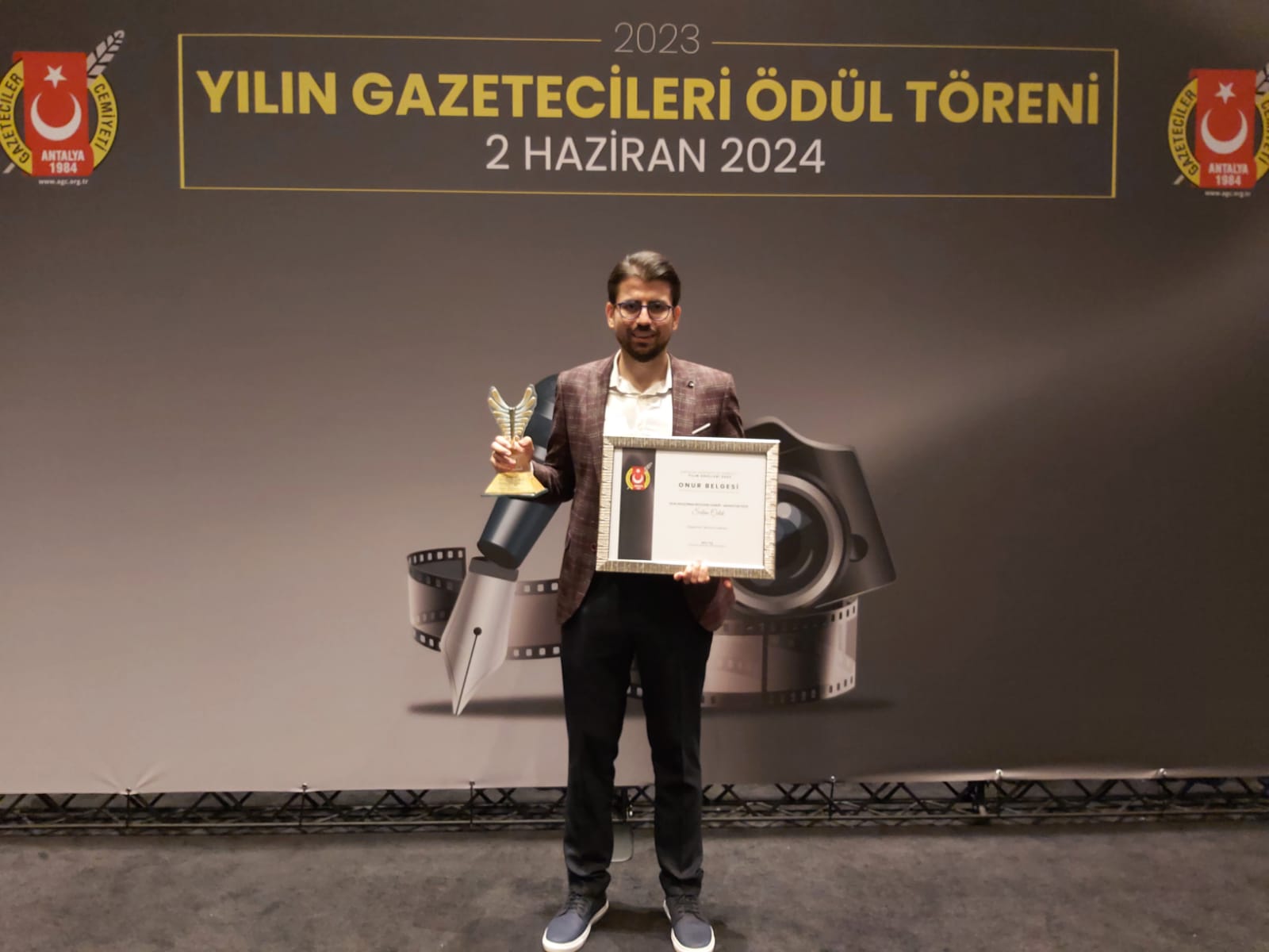 Antalya Gazeteciler Cemiyeti’nden Hürses’e Ödül