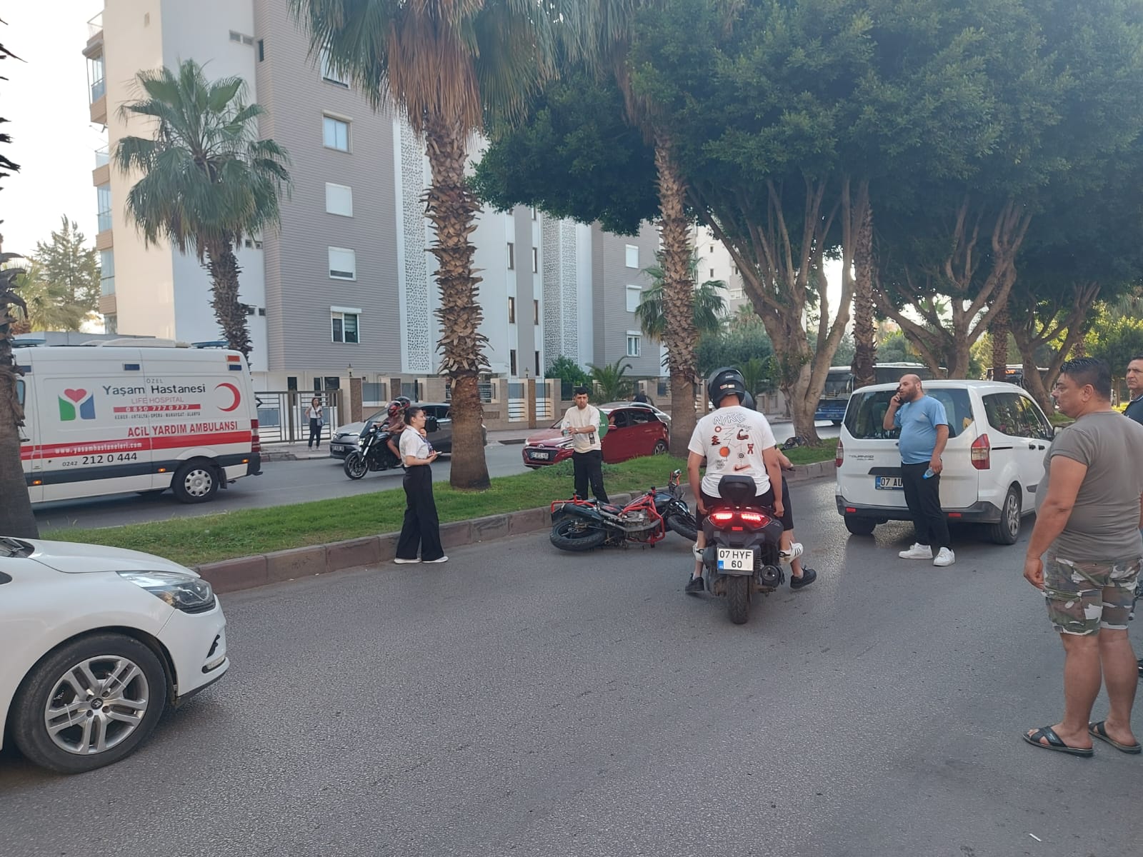 Lara'da motosiklet ile otomobil çarpıştı: 1 yaralı
