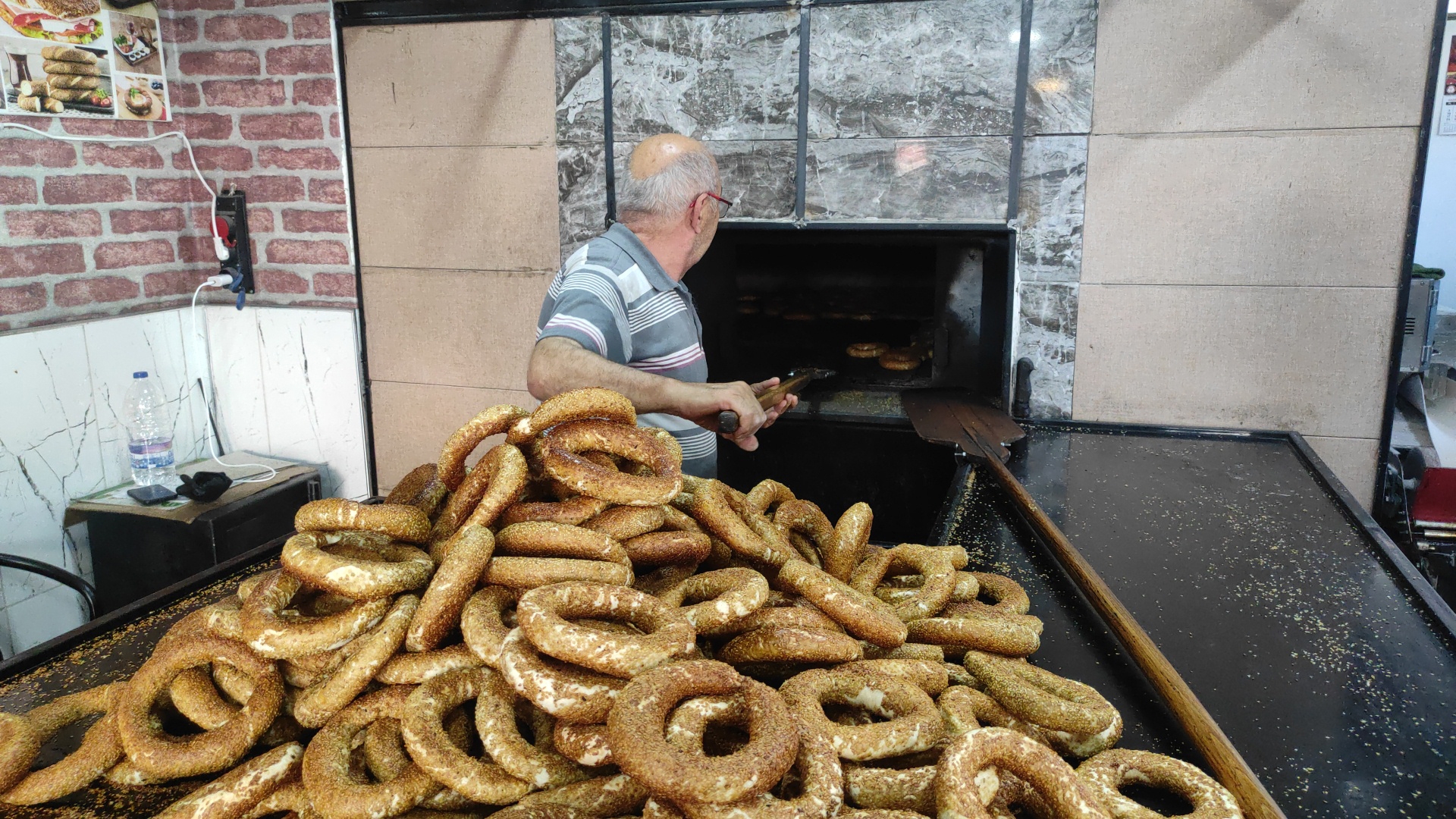 48 yıldır simit fırını işletiyor