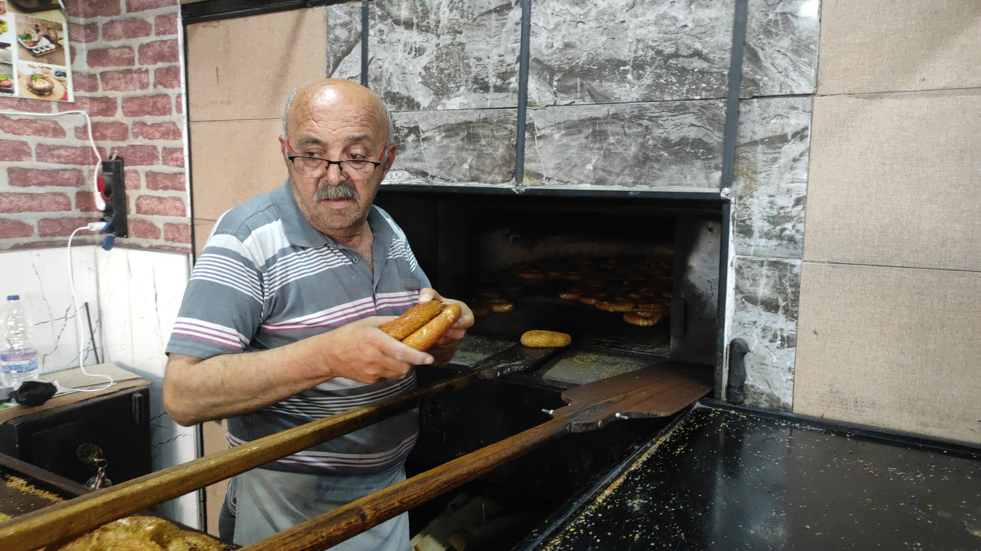 48 yıldır simit fırını işletiyor