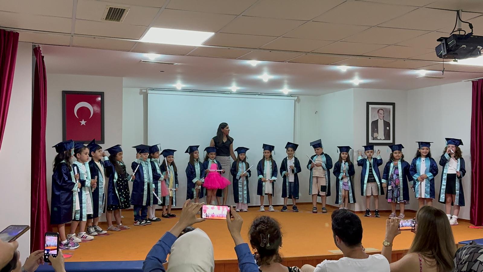 İlk kez mezuniyet coşkusu yaşadılar