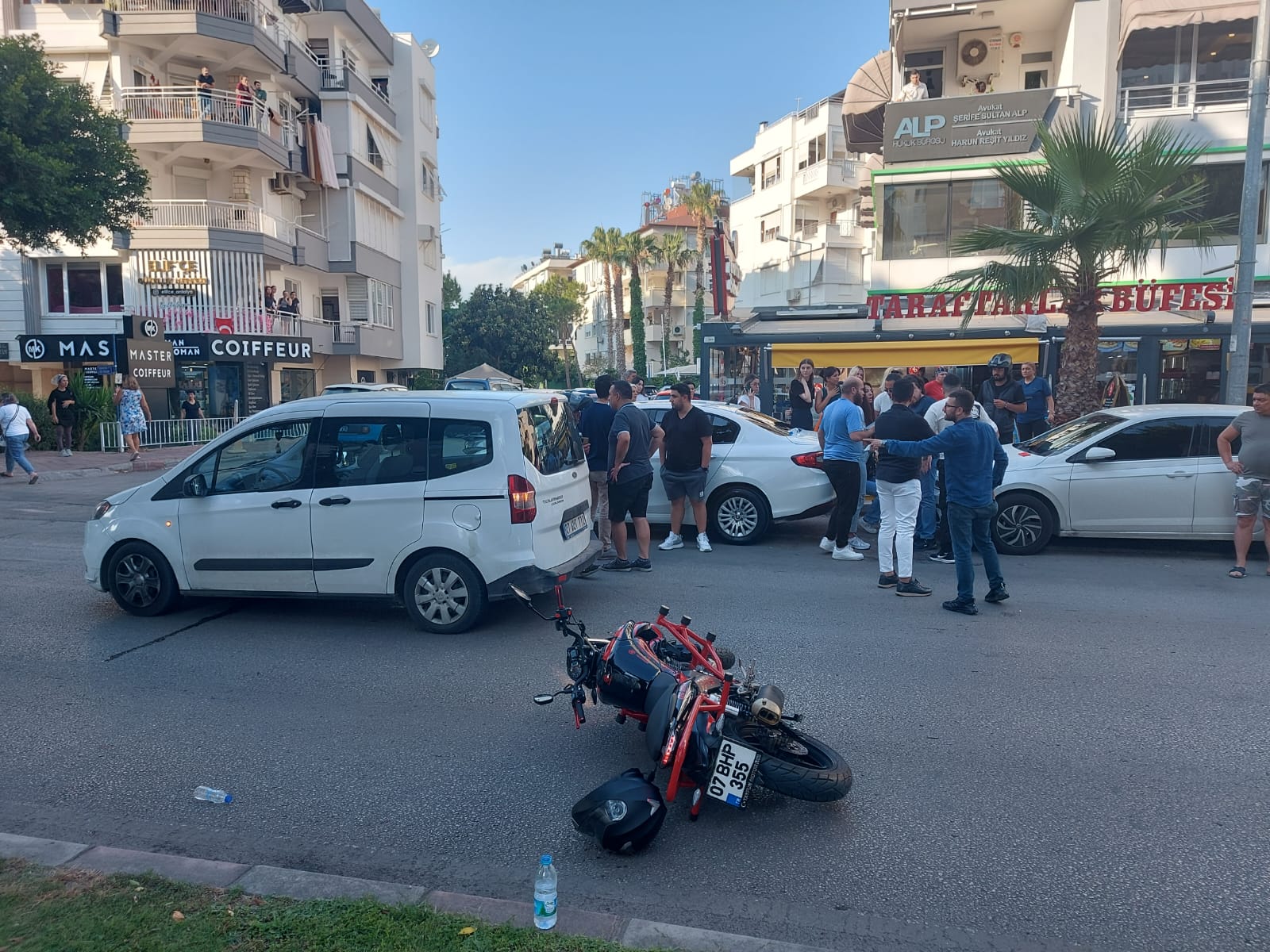 Lara'da motosiklet ile otomobil çarpıştı: 1 yaralı