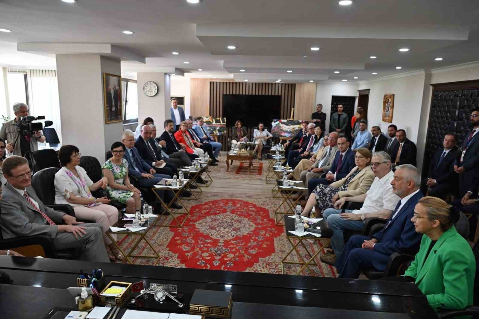 AB büyükelçileri Isparta'da Başkan Başdeğirmen ile bir araya geldi