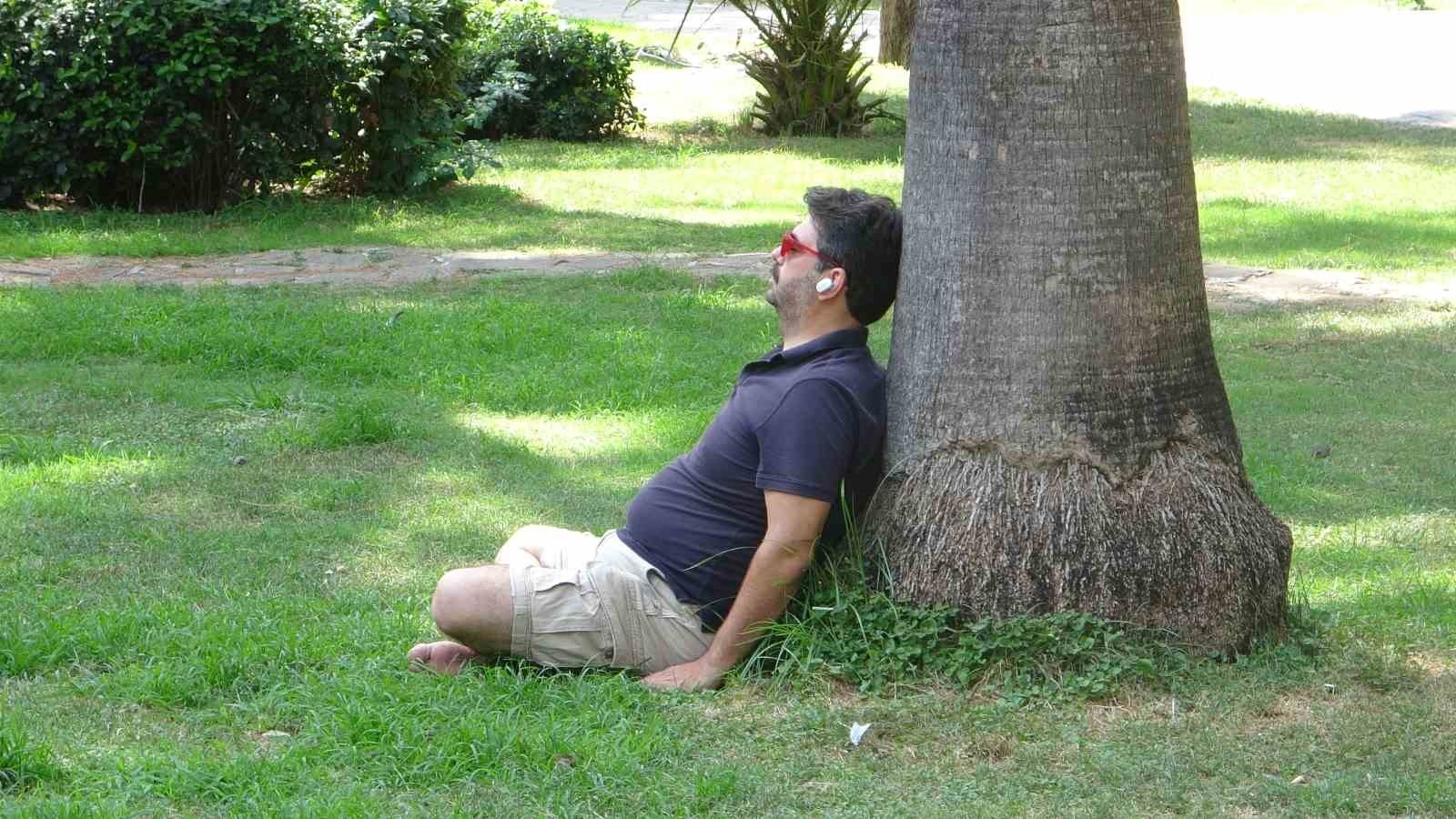Adana sıcağı vatandaşı termosla gezdirdi