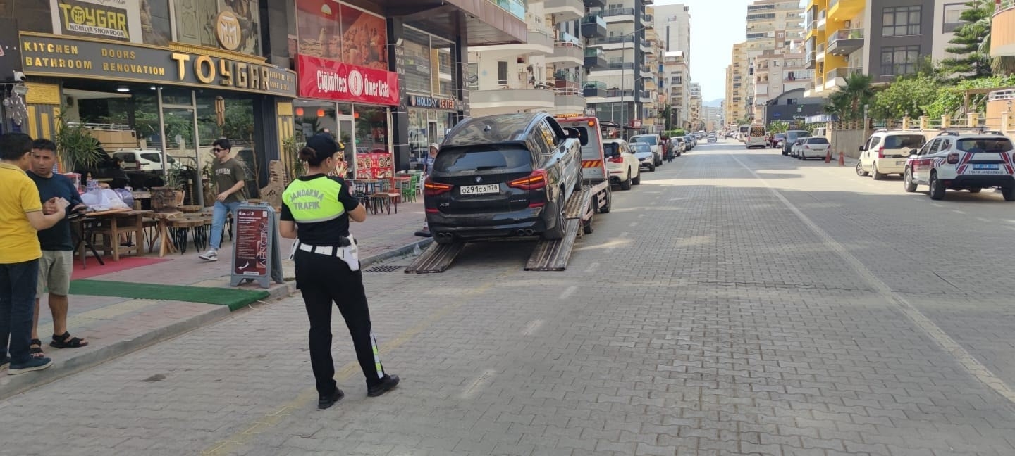 Alanya'da 9 araca men cezası, aranan 1 şahıs yakalandı