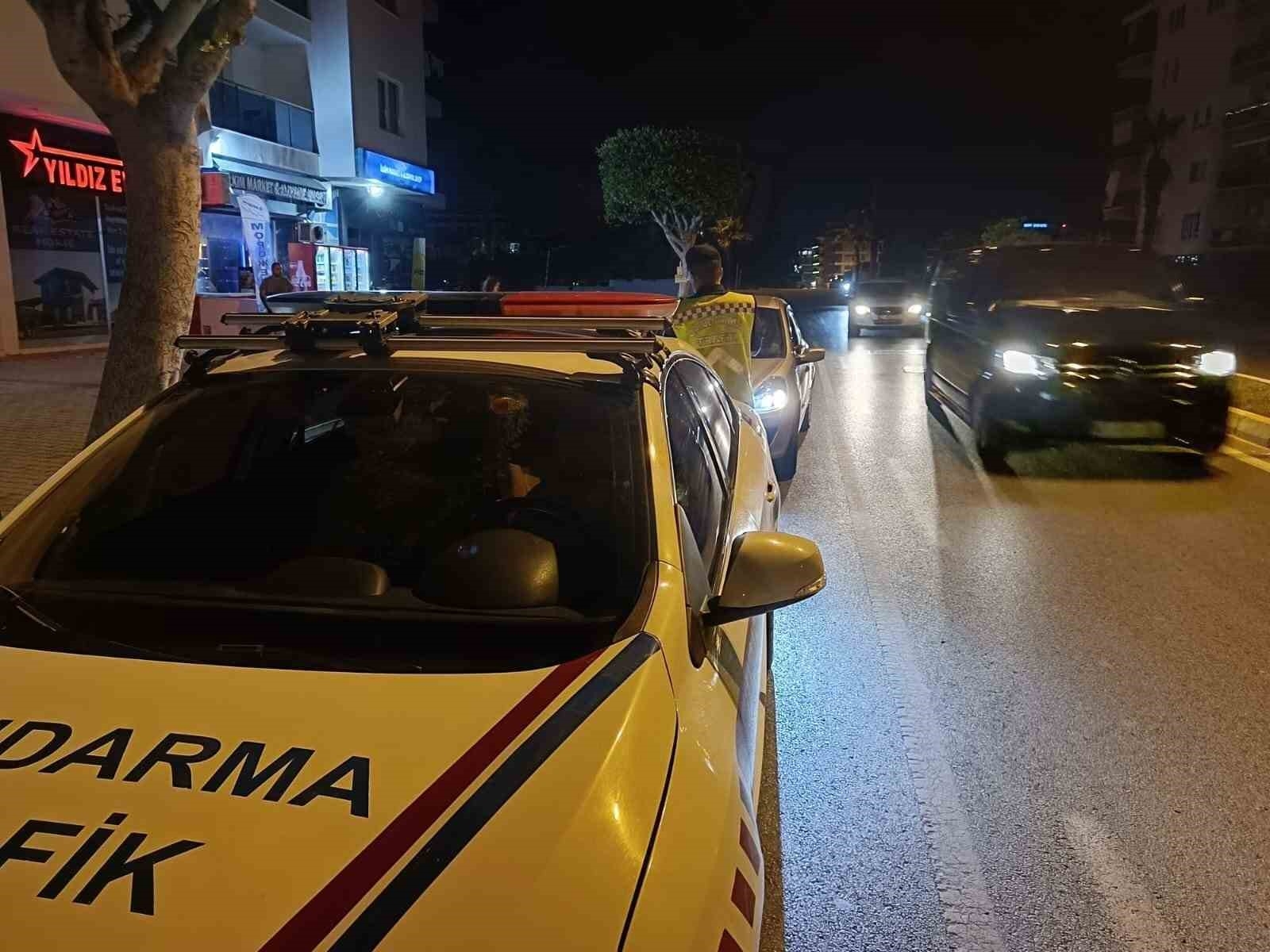 Alanya'da 9 araca men cezası, aranan 1 şahıs yakalandı