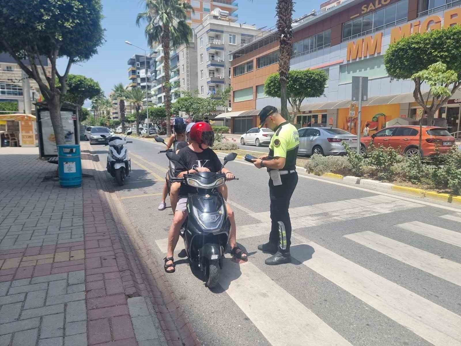 Alanya'da aranan 3 şahıs yakalandı